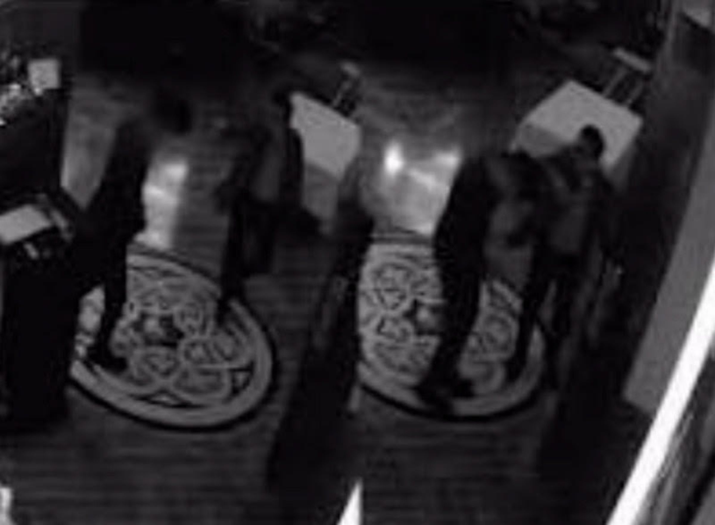 一名西裝男客因不滿餐廳服務，當眾飆罵已經低頭致歉的勞瑞斯牛排館員工，並出手動手打人。（翻攝threads@lawrystaipei）