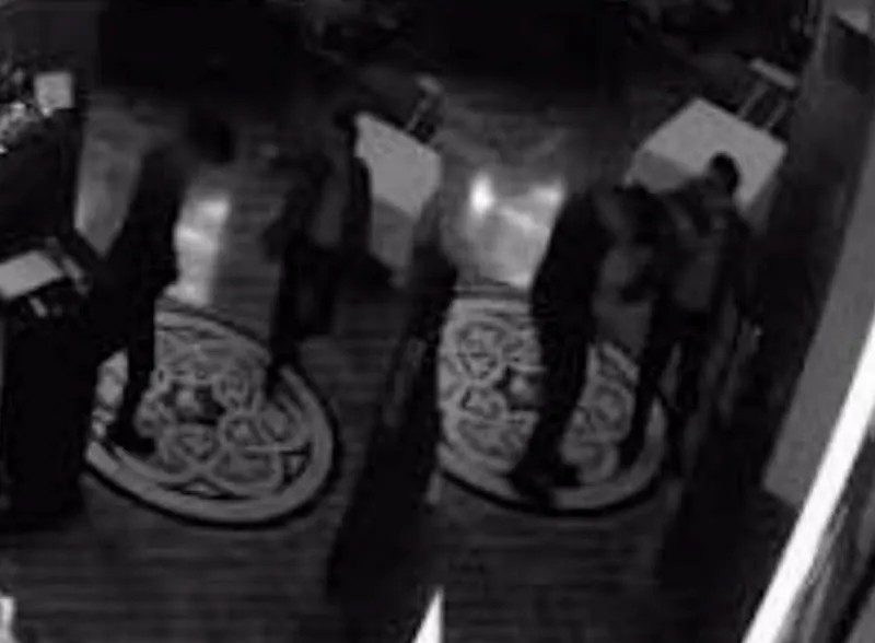 一名西裝男客因不滿餐廳服務，當眾飆罵已經低頭致歉的勞瑞斯牛排館員工，並出手動手打人。（翻攝threads@lawrystaipei）
