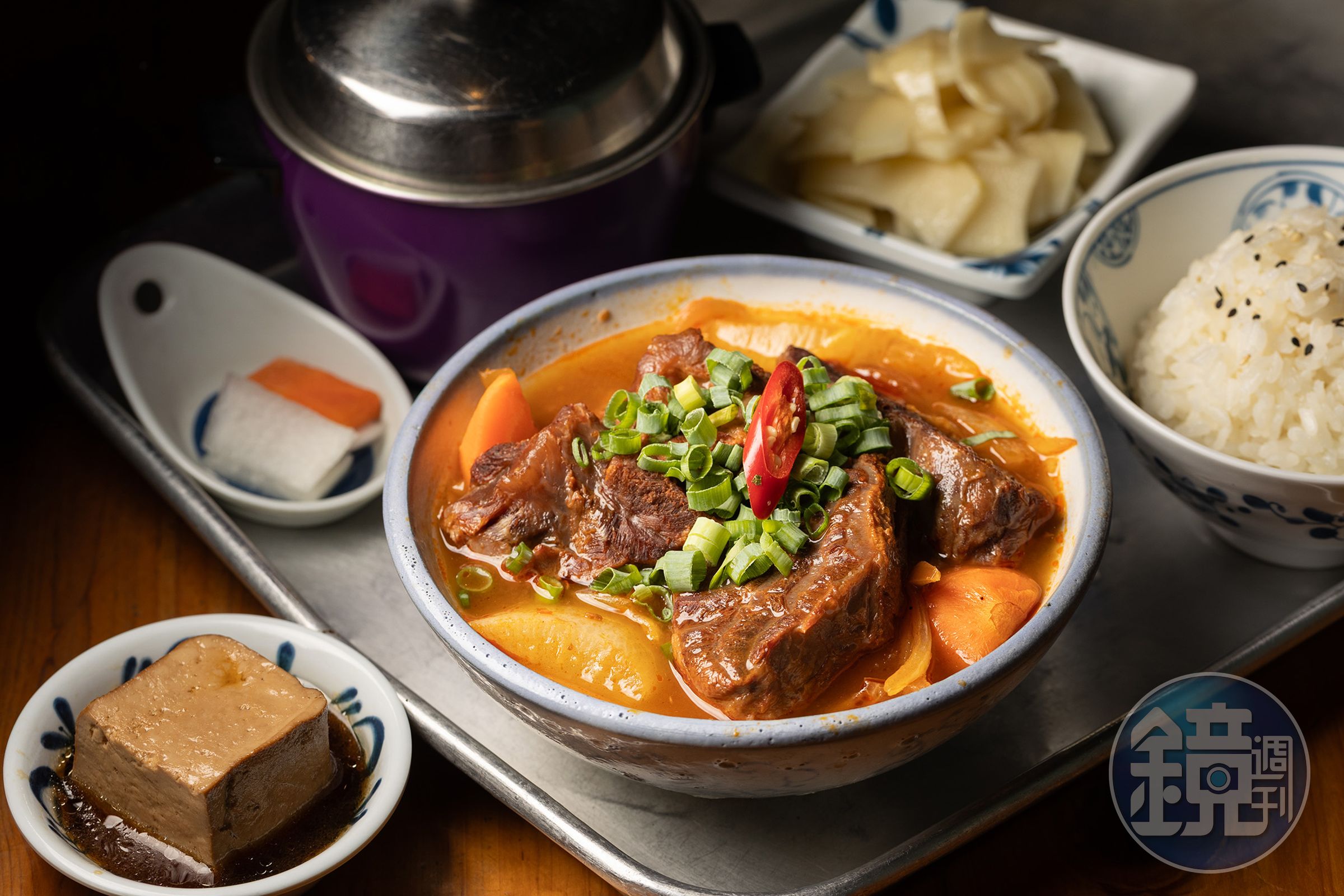 「私家牛肉煲」是老闆兒時記憶的紅燒牛肉改良版，從牛肉到蘿蔔都燉得超入味。（380元／份）