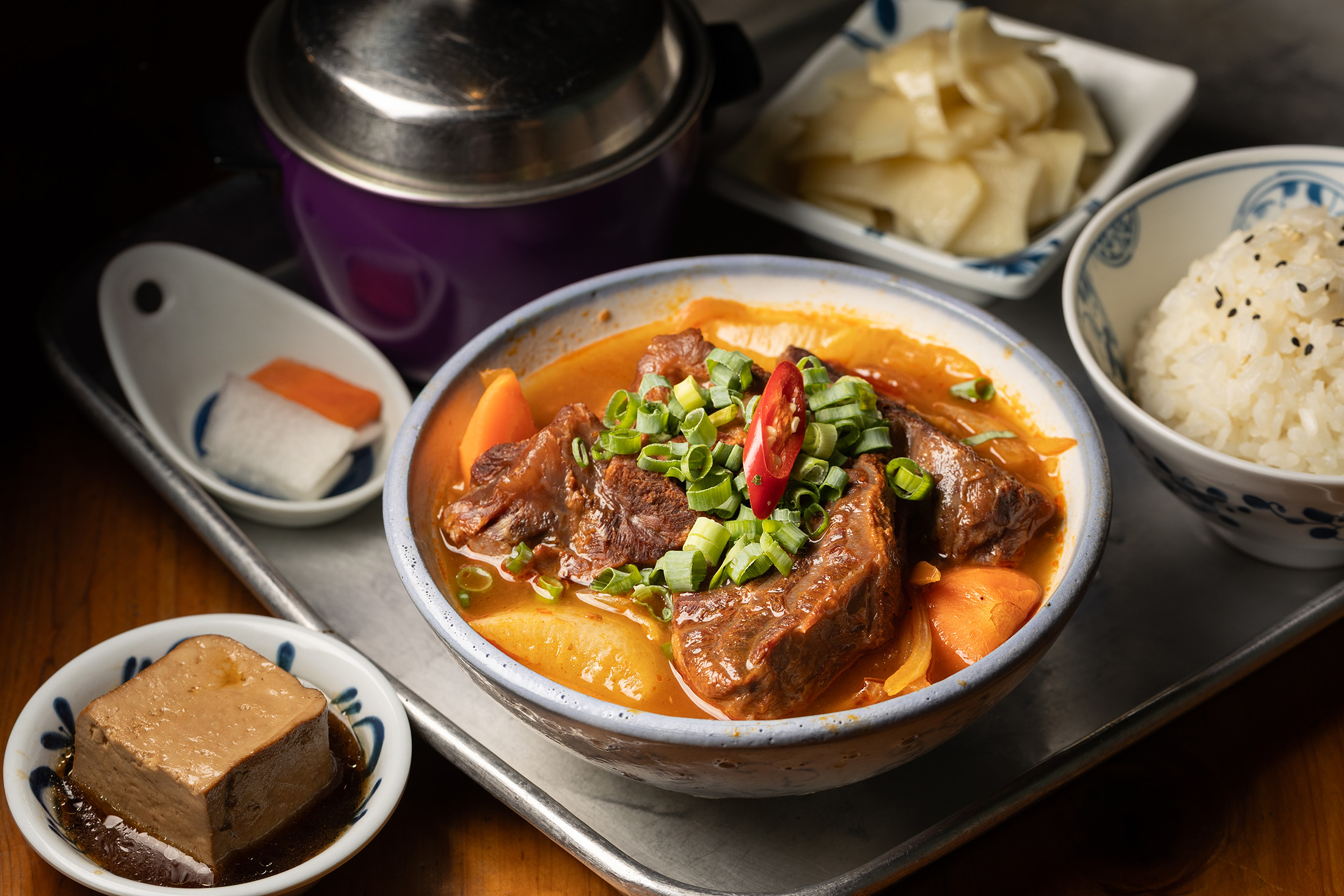 「私家牛肉煲」是老闆兒時記憶的紅燒牛肉改良版，從牛肉到蘿蔔都燉得超入味。（380元／份）
