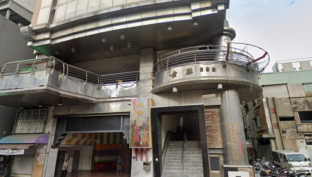金殿888被不少網友封為台中最恐怖大樓。(翻攝Google Maps)