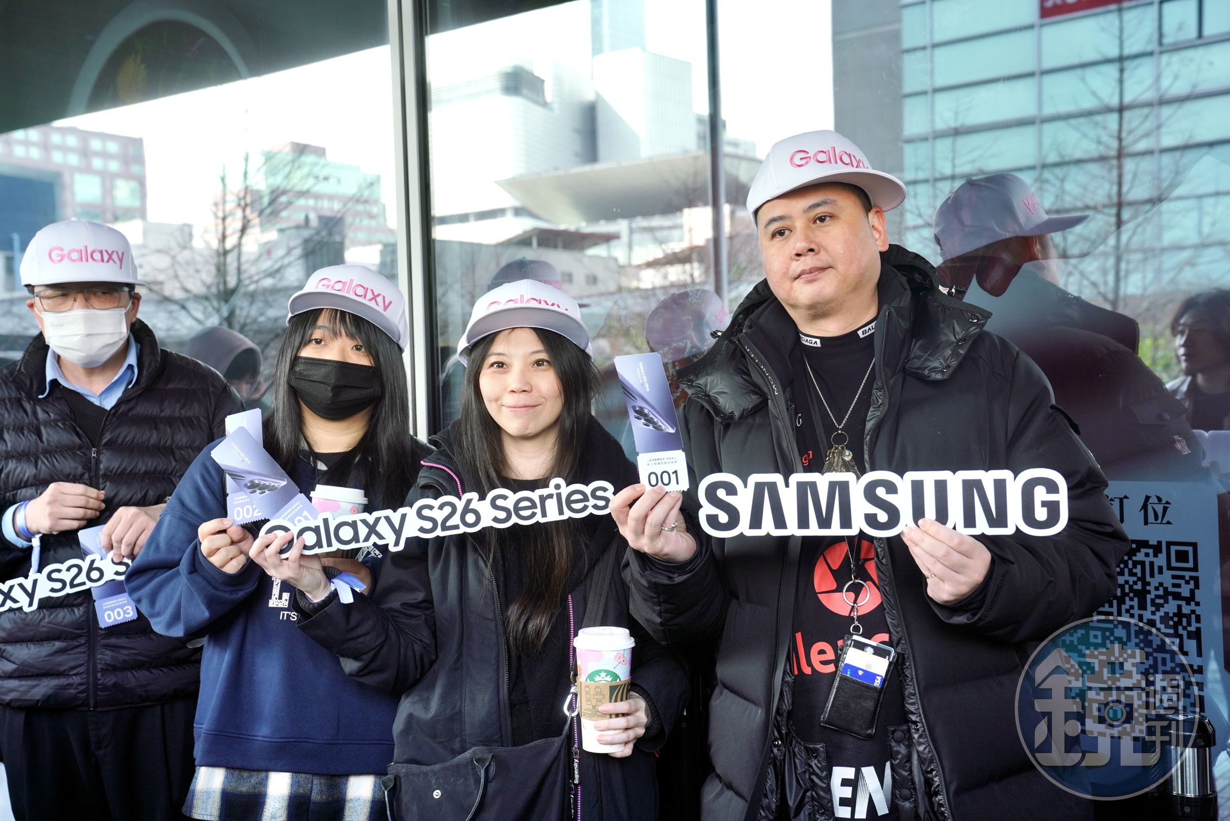 今（13）日一早，微風南山門口已現排隊人潮，就是為了領取預購的Samsung Galaxy S26旗艦系列手機。