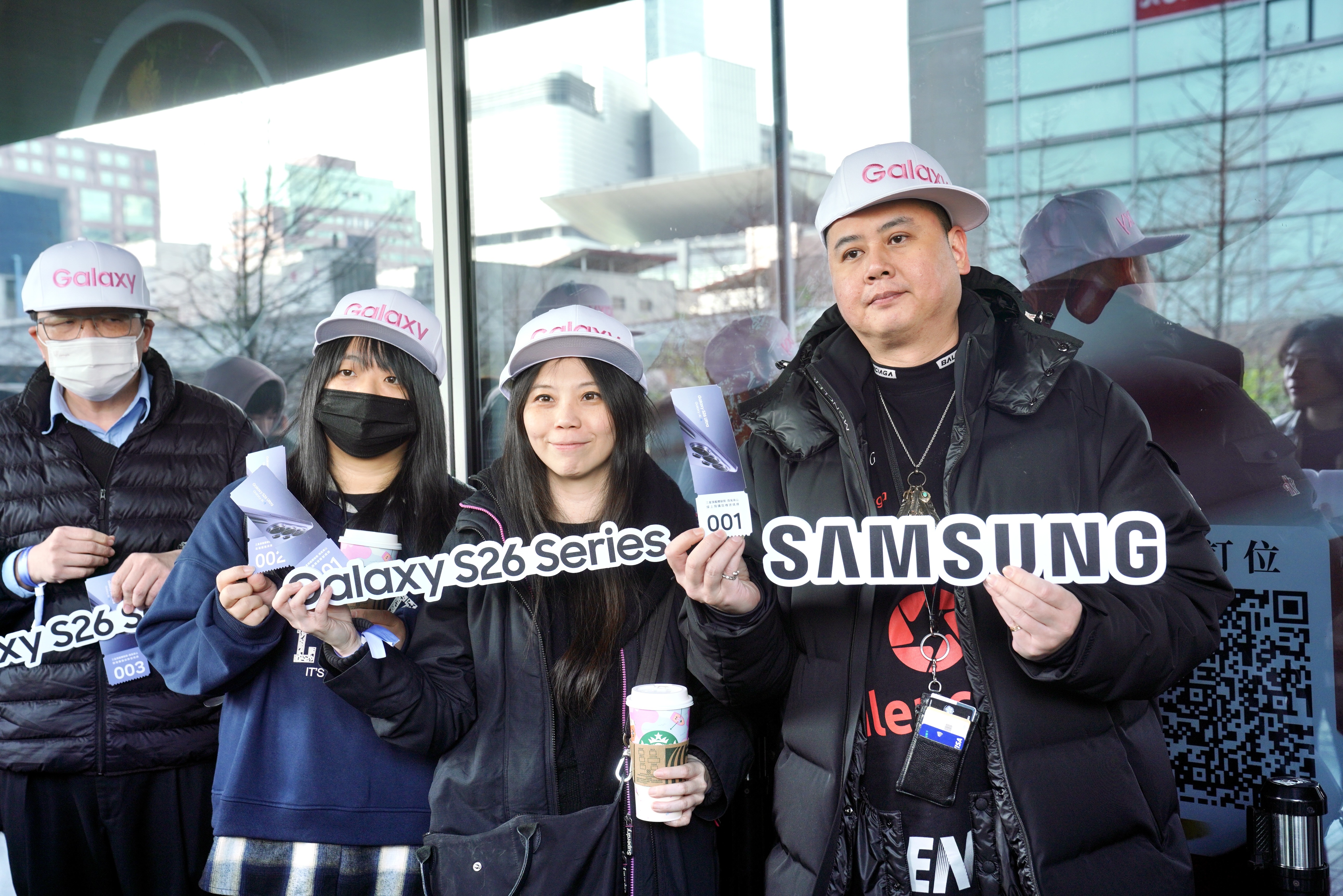 今（13）日一早，微風南山門口已現排隊人潮，就是為了領取預購的Samsung Galaxy S26旗艦系列手機。