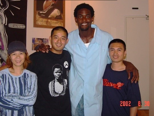 郭子仲（右）是DADA頂尖代理商時，還曾跟當年的NBA超級球星Chris Webber合影。（郭子仲提供）
