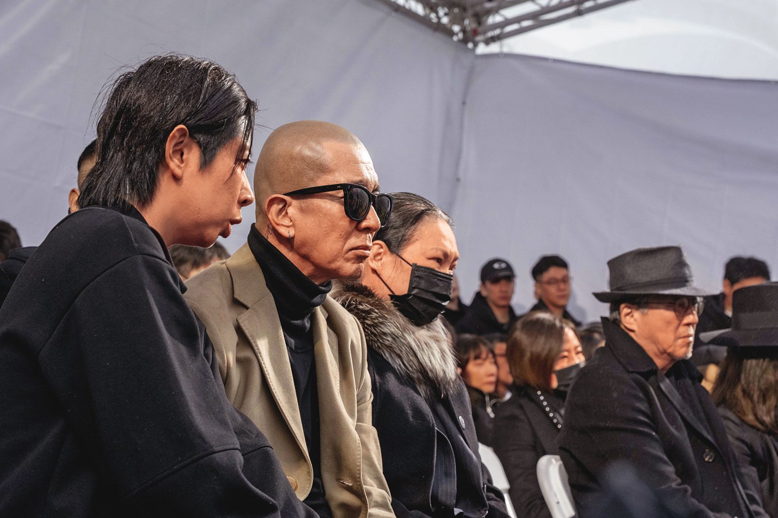 具俊曄（左二）和徐媽（左三）在雕像揭幕儀式中，全程比鄰而坐。（經紀公司提供）