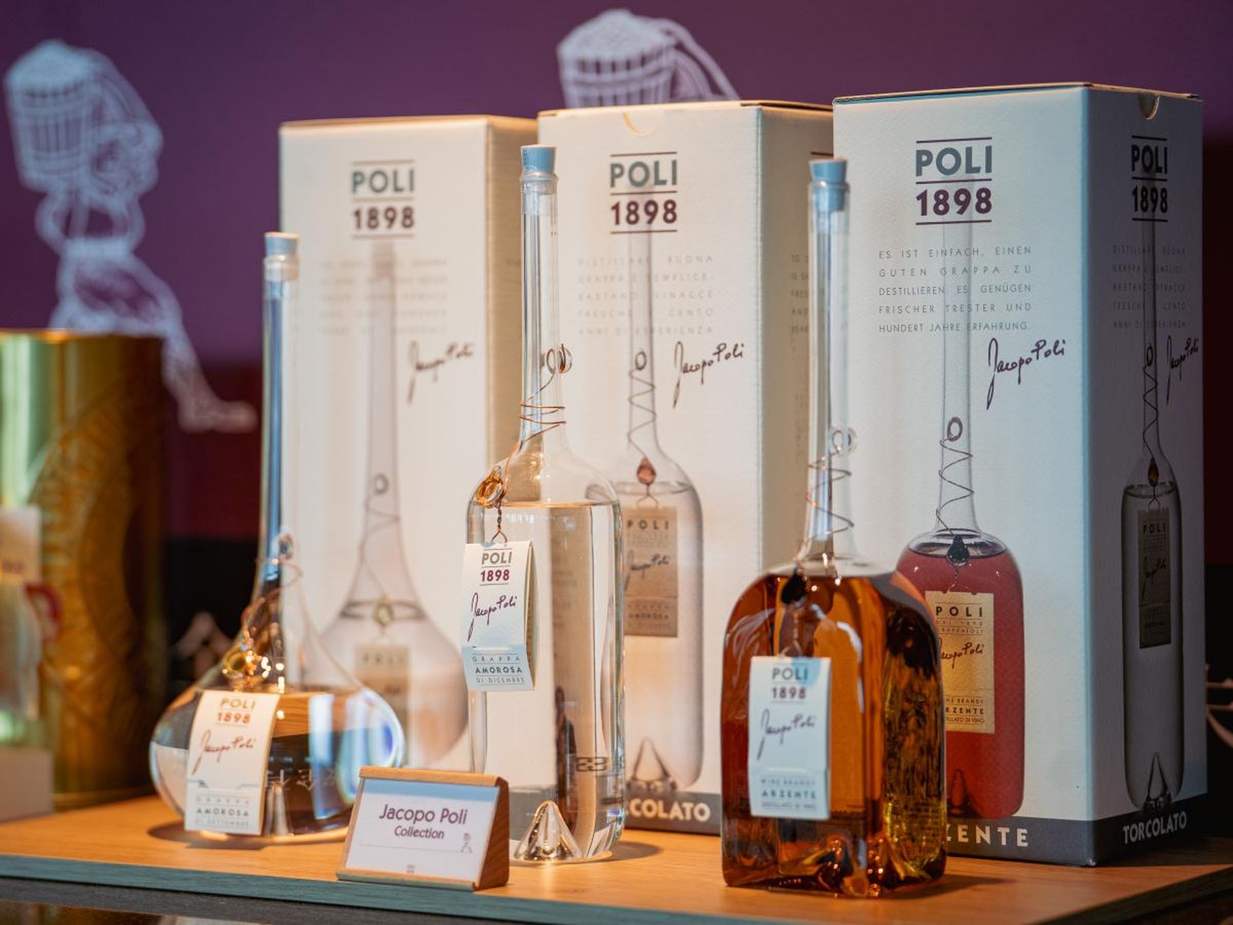 POLI酒廠位於威尼斯的北方,其酒瓶都採用威尼斯著名的玻璃工藝製作,造型非常纖細優美。