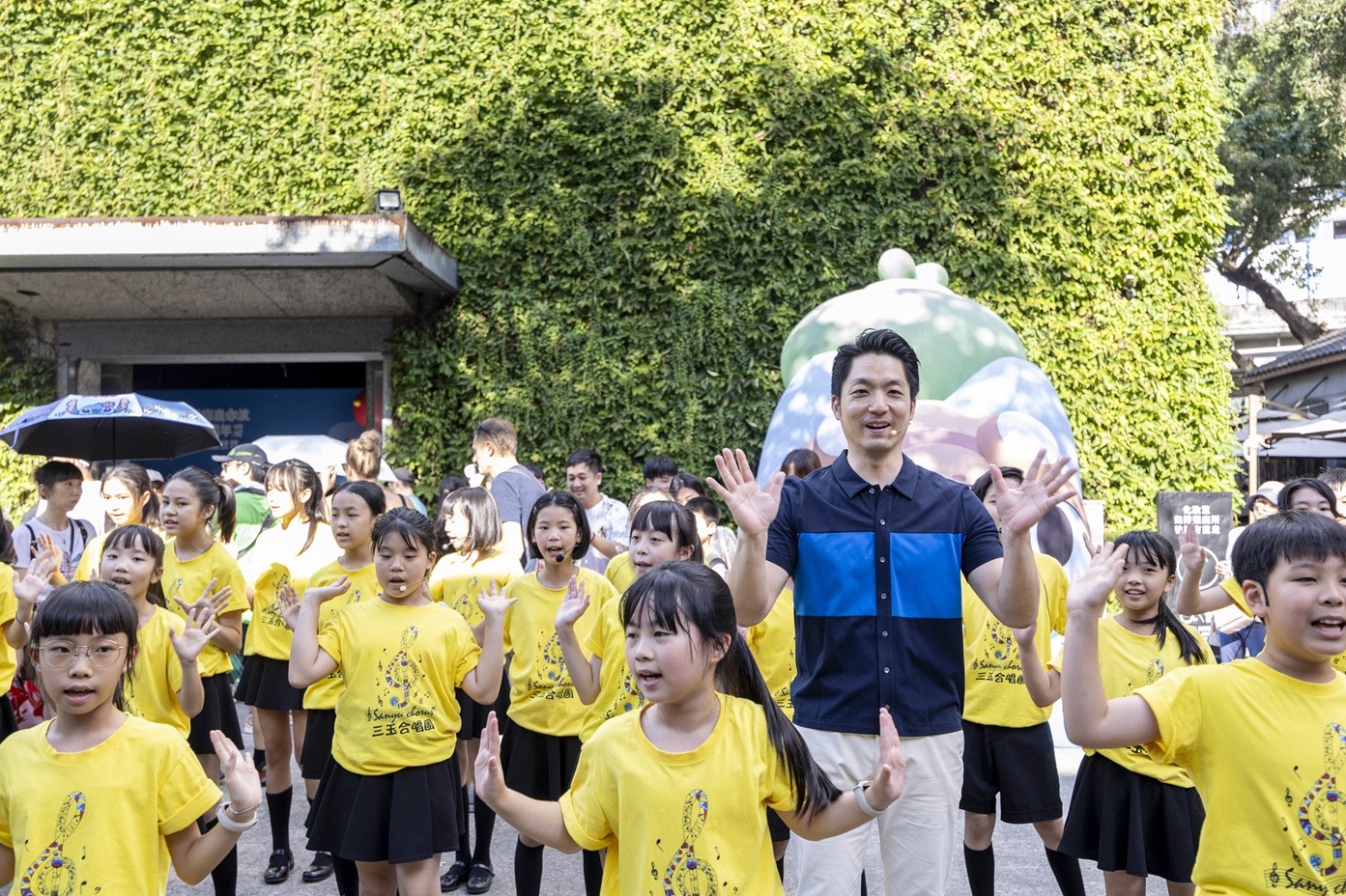 李濤與蔣萬安為《謝謝老師2024華山快閃》教師節快閃活動首次合體,拍攝過程中有驚無險。(關懷台灣文教基金會提供)