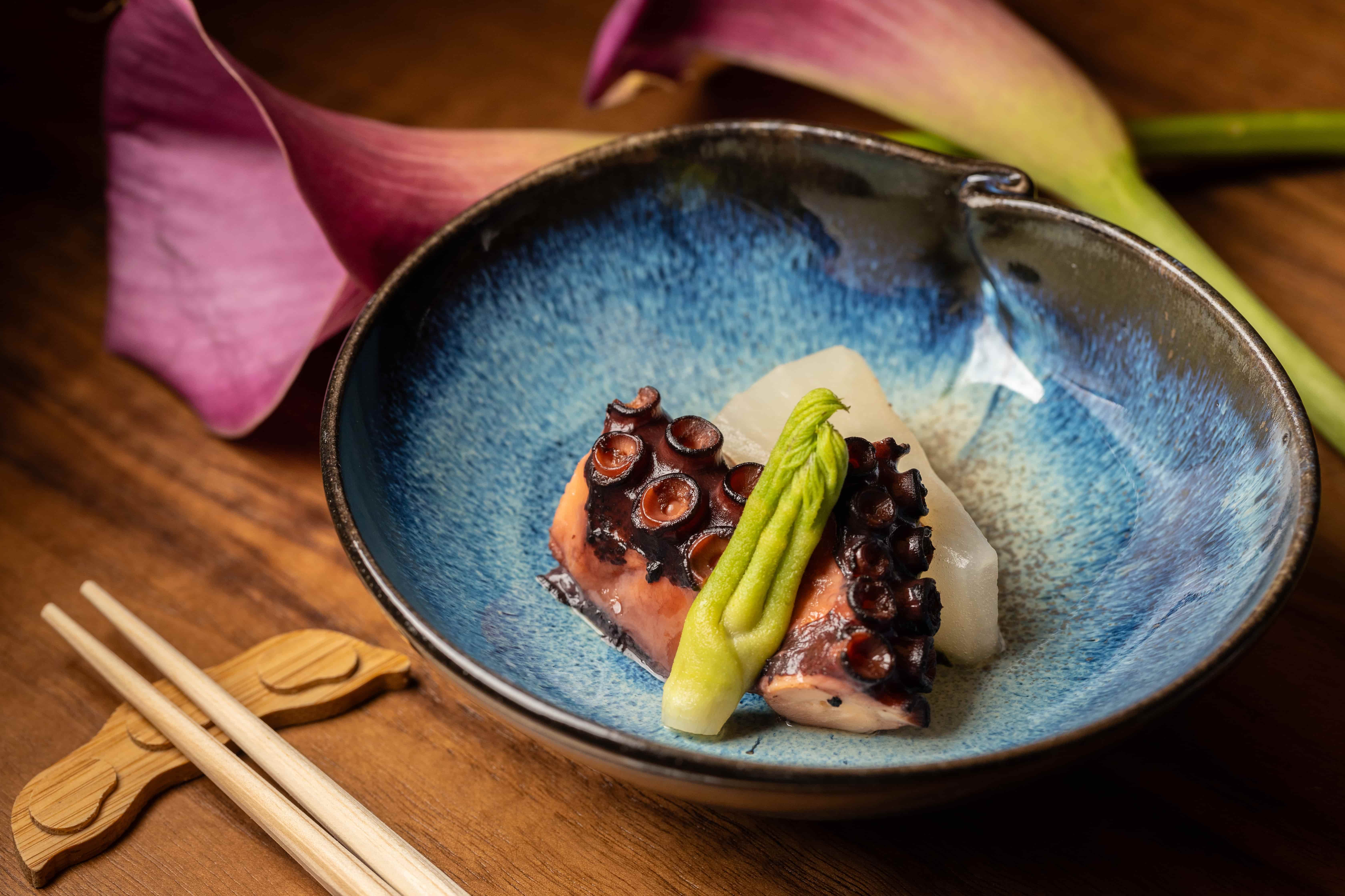 這道「章魚柔煮」完全為章魚口感的既定印象翻篇！將來自熊本的章魚在高湯中低溫慢蒸四小時，僅有砂糖、味醂等簡單調味，卻能吃到完美的鮮度與極緻的軟嫩。