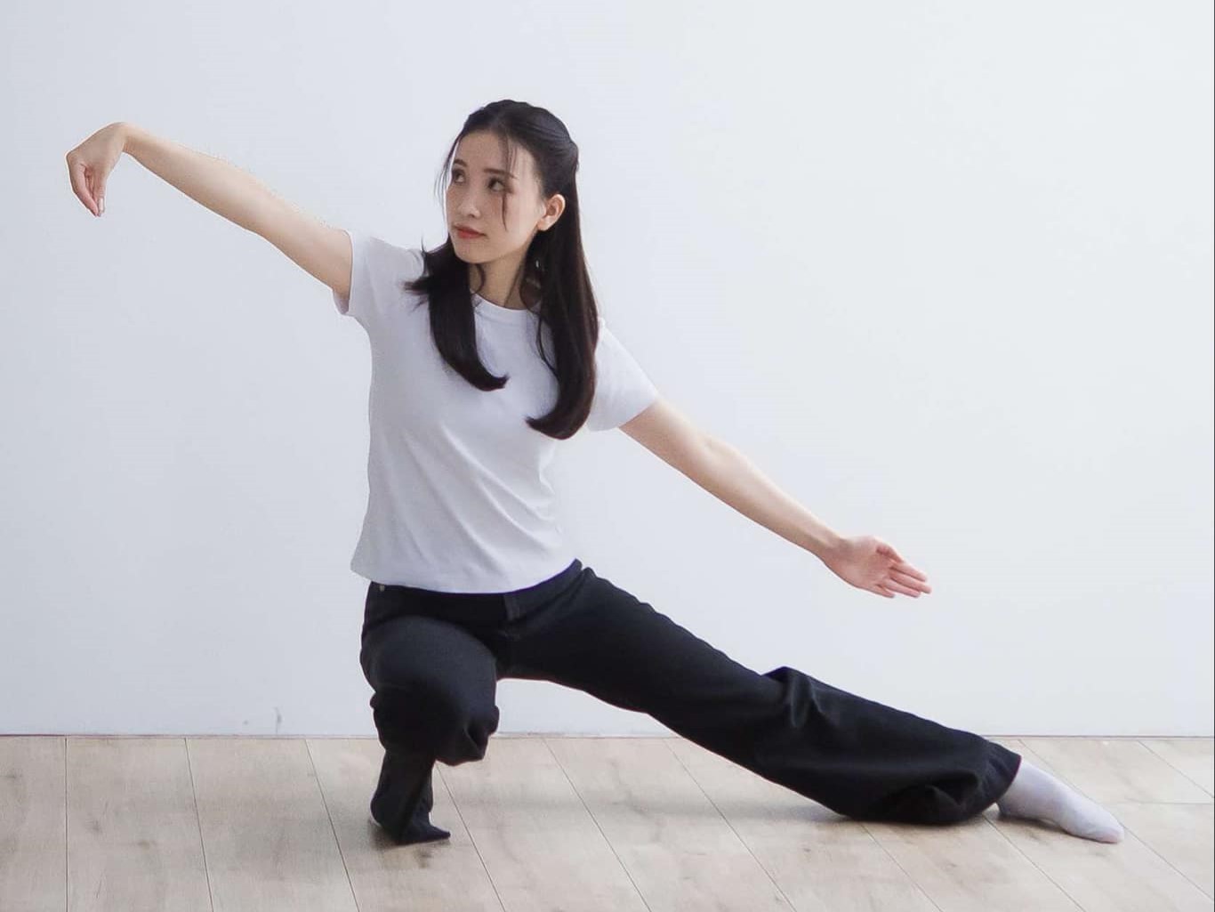 「蛇身下式」可以活絡腰腿，適合久坐族群運動之需要。（念禾中醫提供）