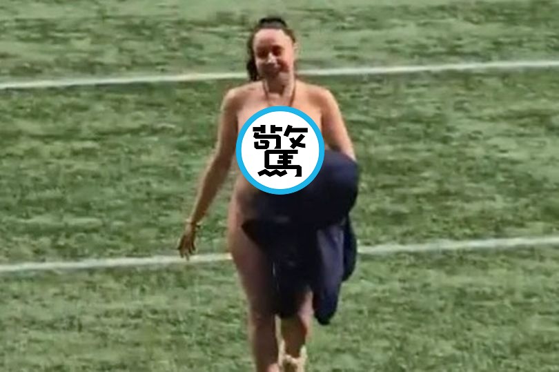 比正妹啦啦隊更狂！加拿大足球賽被裸女闖入，警衛不阻攔讓她跑全場。（翻自X平台）