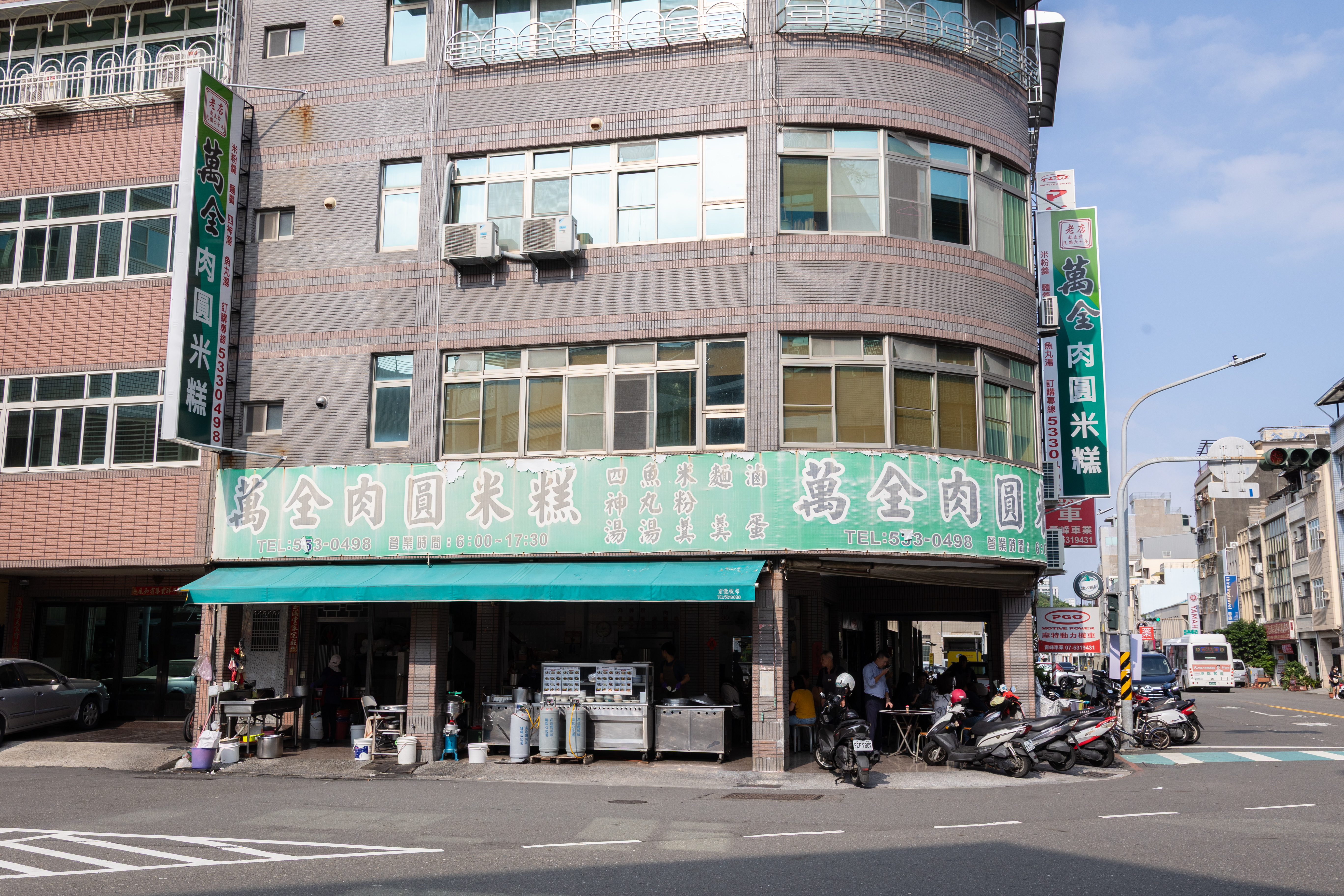「萬全肉圓米糕」本在騎樓擺攤，1990年才搬到哈瑪星落腳開店。