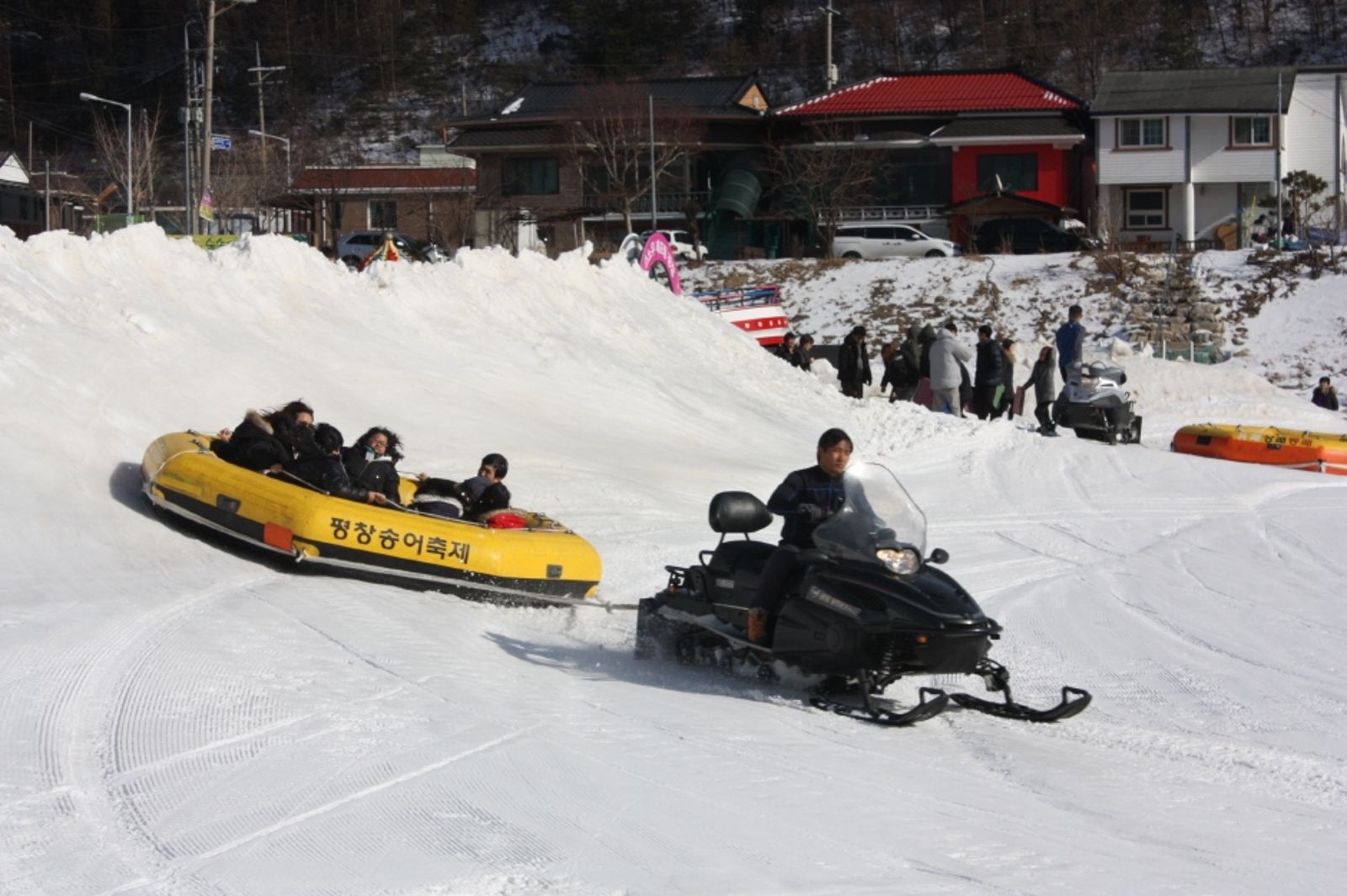 在厚40公分的冰層上體驗冰橇等雪上遊樂設施。(翻攝自visitkorea官網)