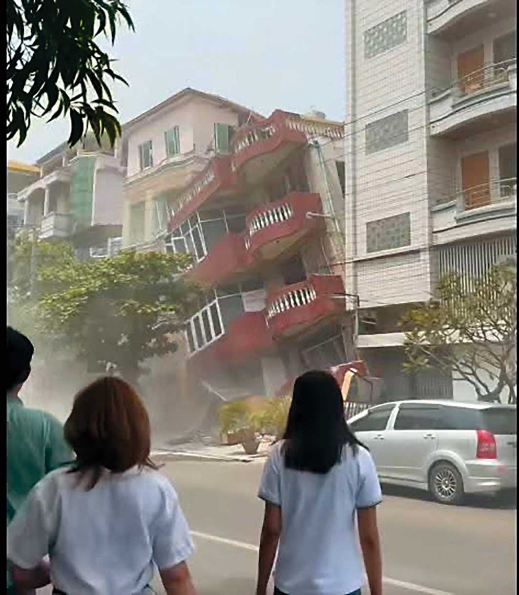 緬甸一棟建築物遭震垮，民眾擔心有人受困。（緬甸台商提供）