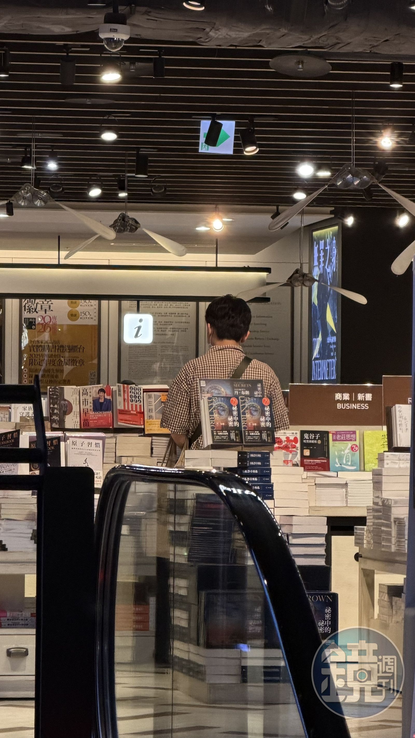 黃豪平默默在展示書區閱讀，沉浸在書香。（讀者提供）
