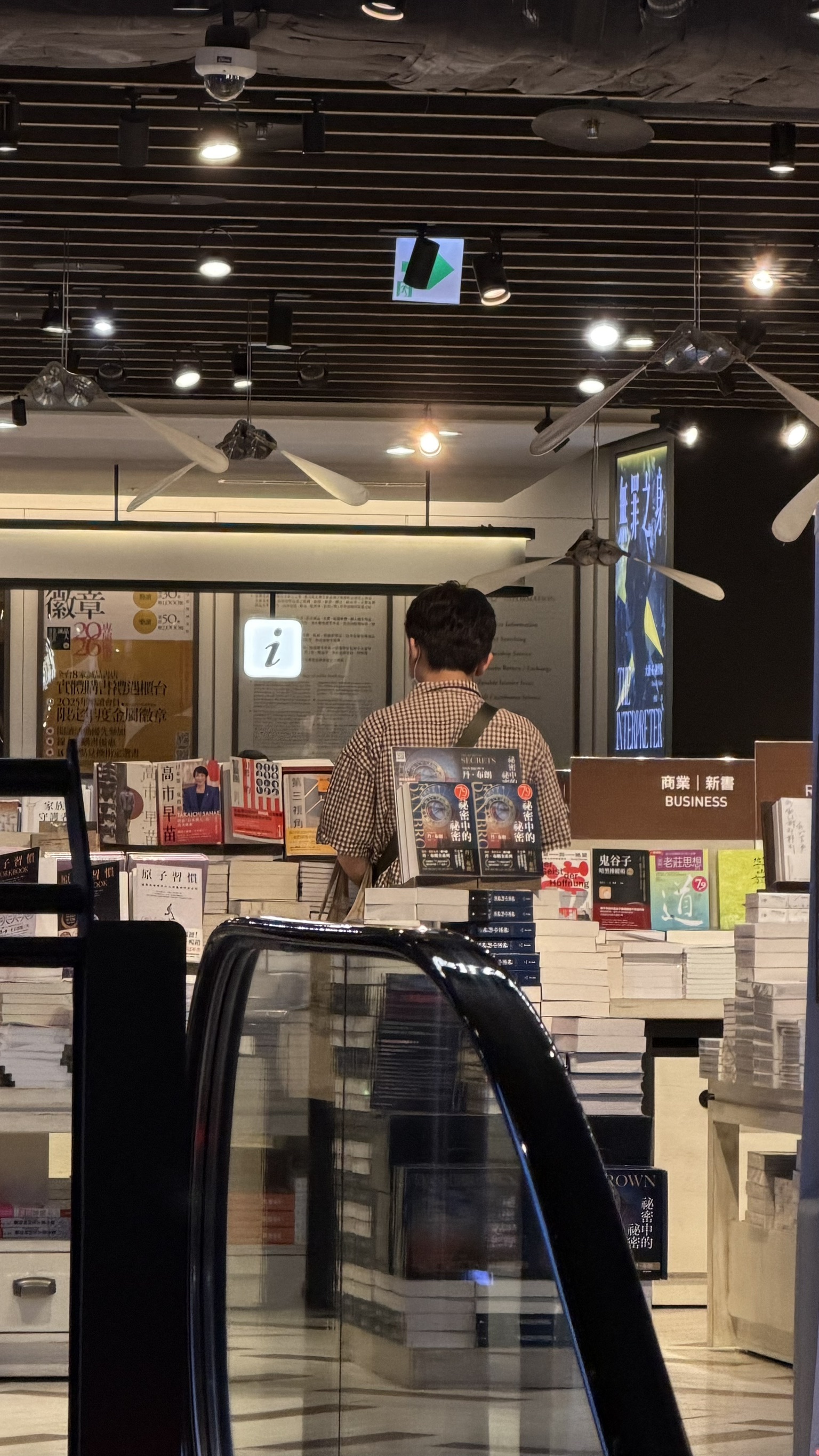 黃豪平默默在展示書區閱讀，沉浸在書香。（讀者提供）