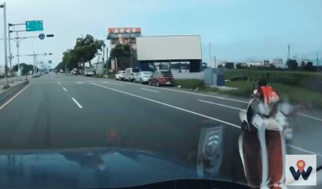 雲林縣有民眾目擊一名機車騎士在西螺鎮往莿桐鄉的道路上，以全身趴臥、雙腿往後踢的姿勢「特技騎車」，離譜行徑遭後方行車紀錄器全程拍下。（youtube／WoWtchout - 地圖型行車影像分享平台）