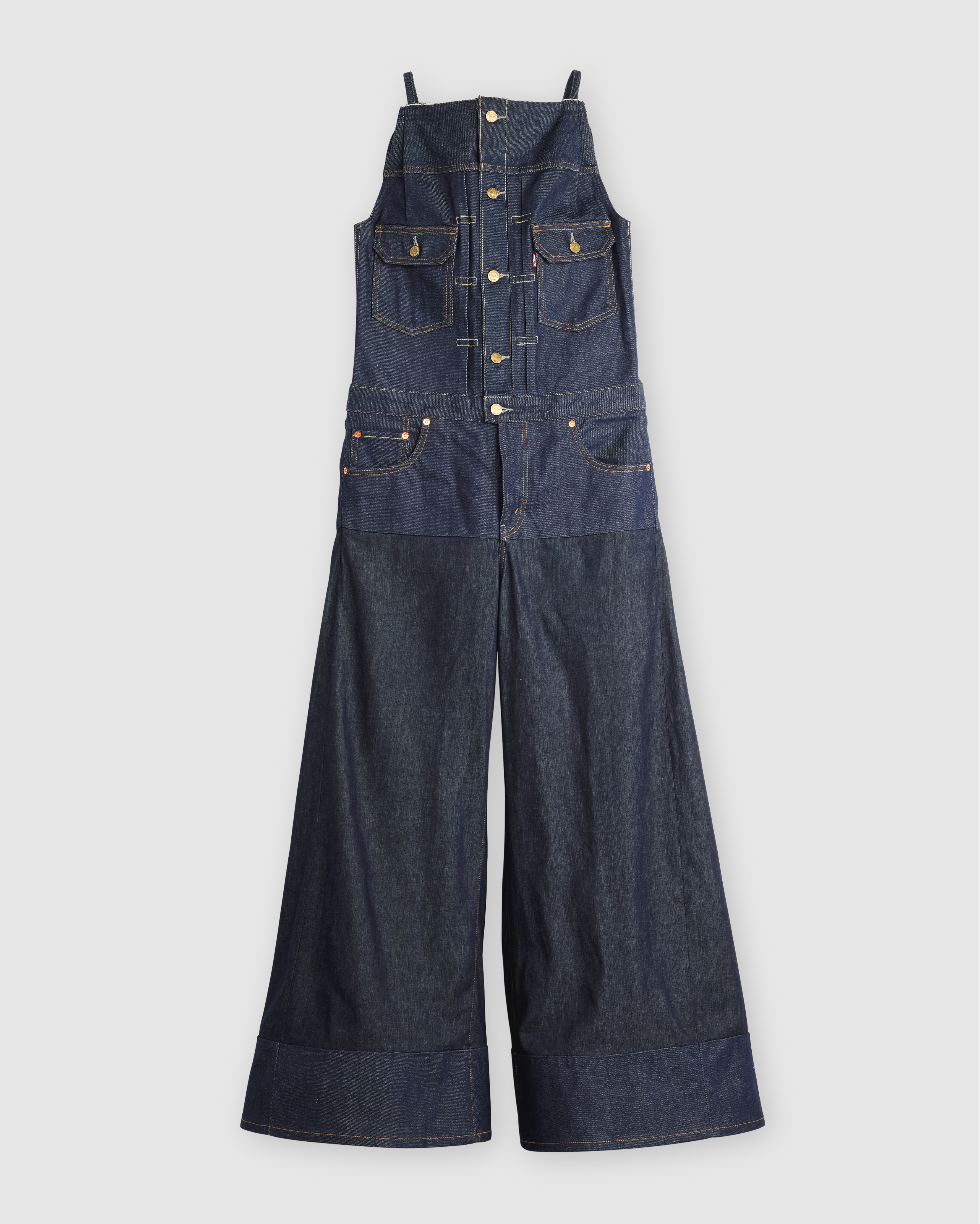 Levi's x sacai聯名系列靛藍丹寧連身褲。NT$25,800。（Levi's提供）