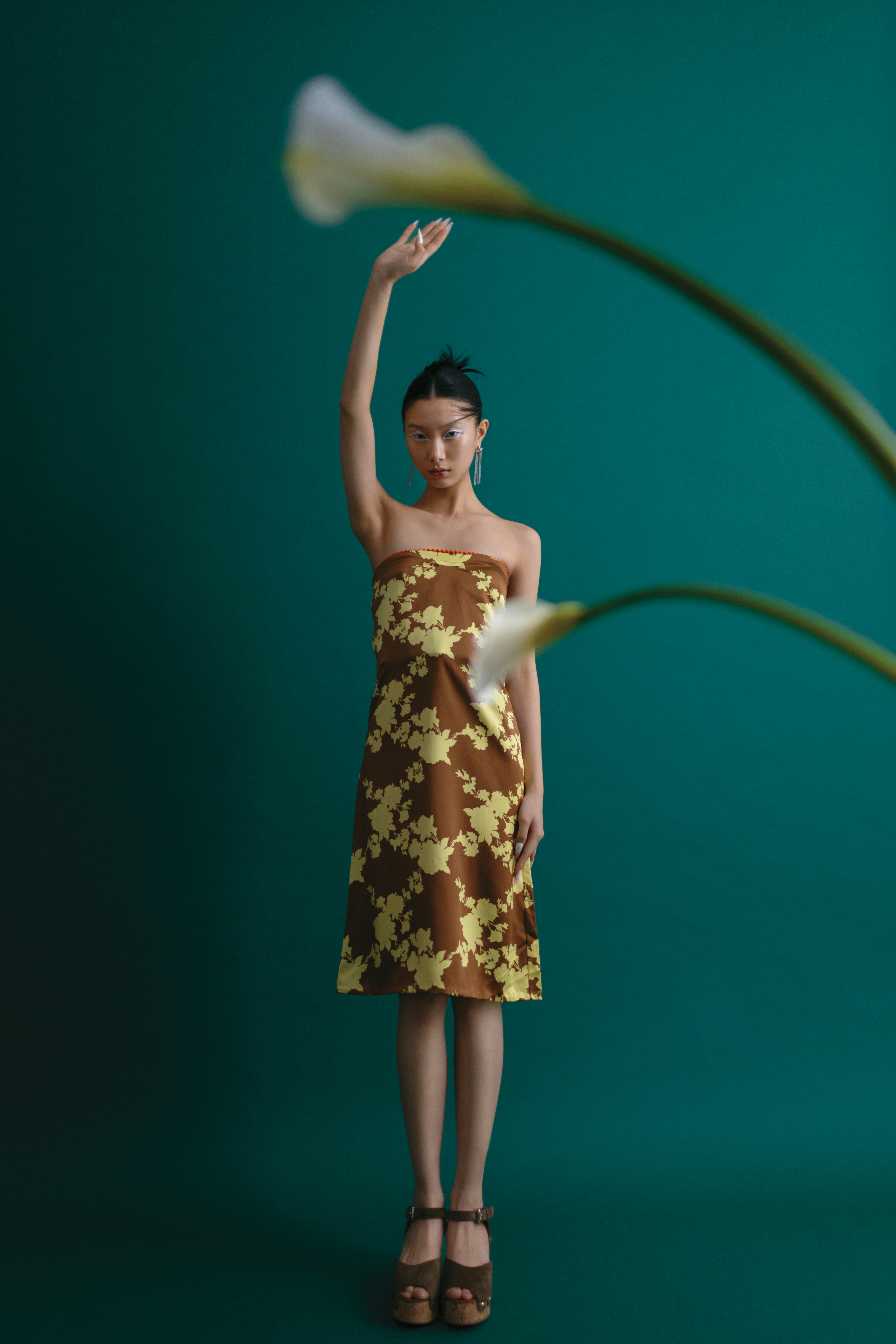 Wild Roses緞面無肩帶中長連身裙 NT$80,750 by VERSACE 綠色麂皮厚底魚口鞋 NT$14,500 by LONGCHAMP Aurora Star銀色流蘇耳環 NT$5,100 by AllSaints