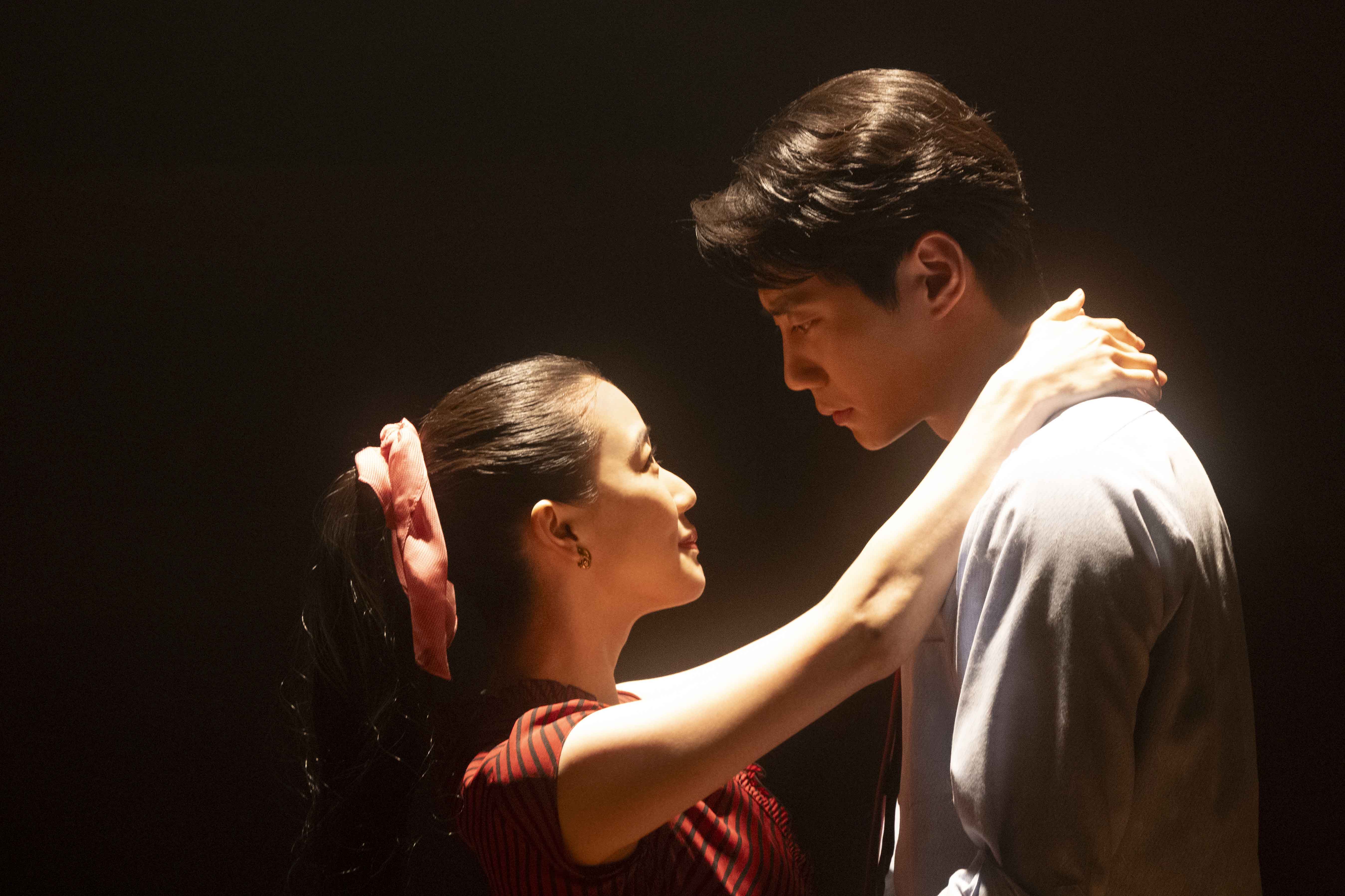 《東京計程車》蒼井優(左)與韓國男星李濬榮(右)上演浪漫初戀，令觀眾印象深刻。（天馬行空提供）