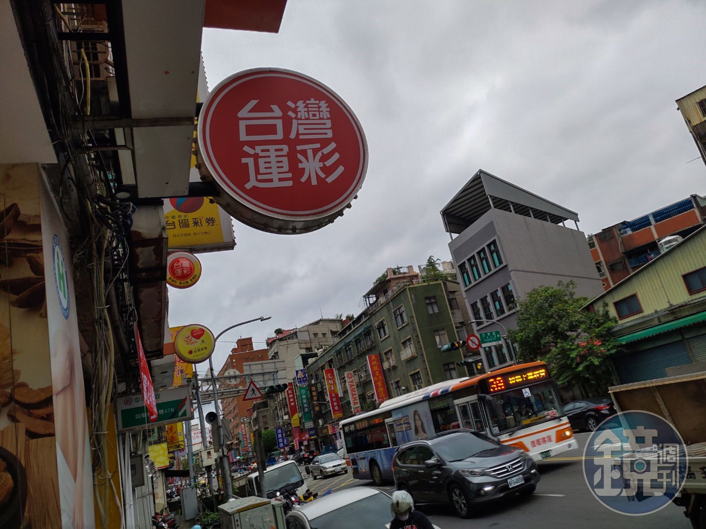 1名母親在兒子的指點下,幸運刮中100萬元大獎;示意圖。(本刊資料照)