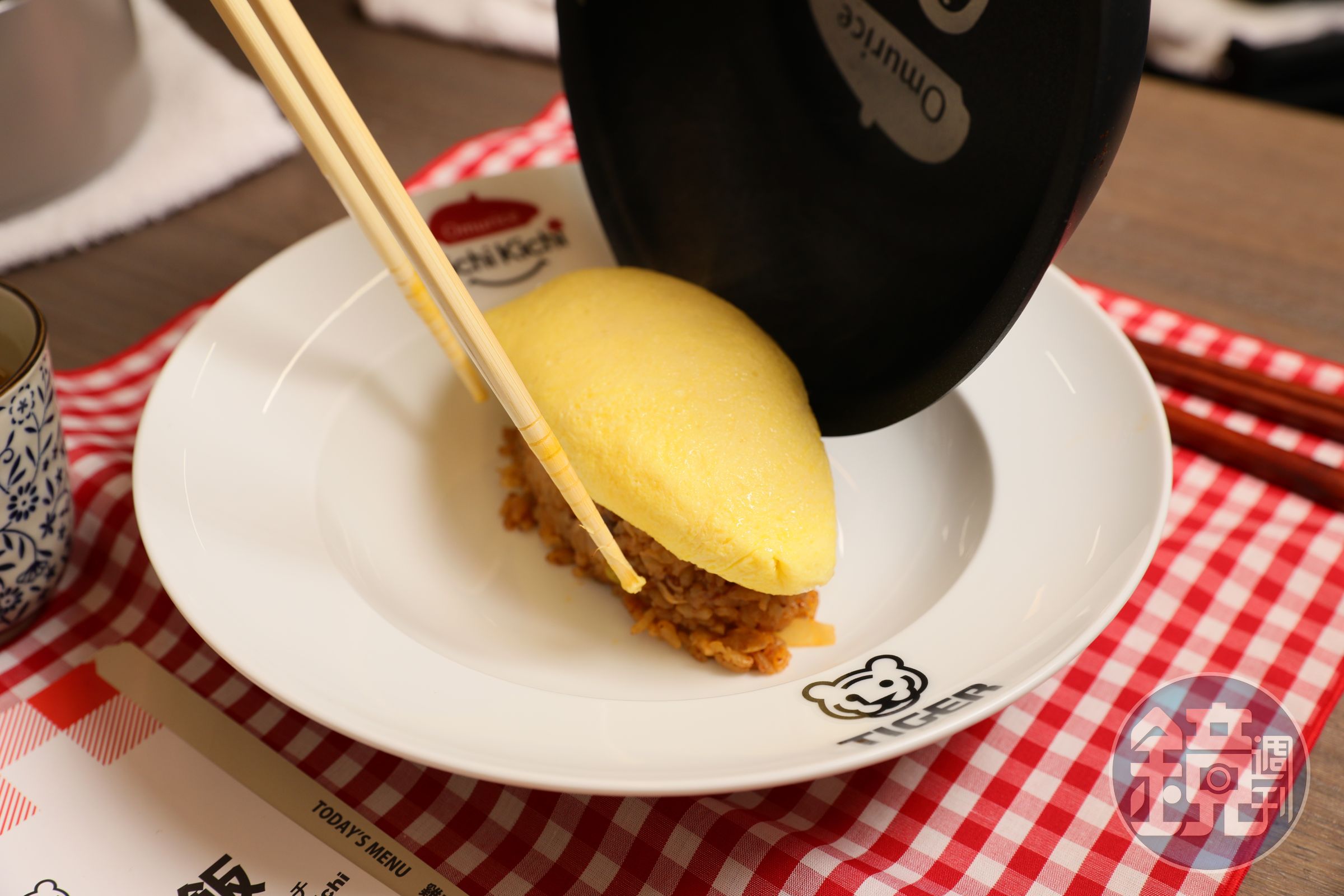 將蛋包放到煮好的雞肉釜飯上。