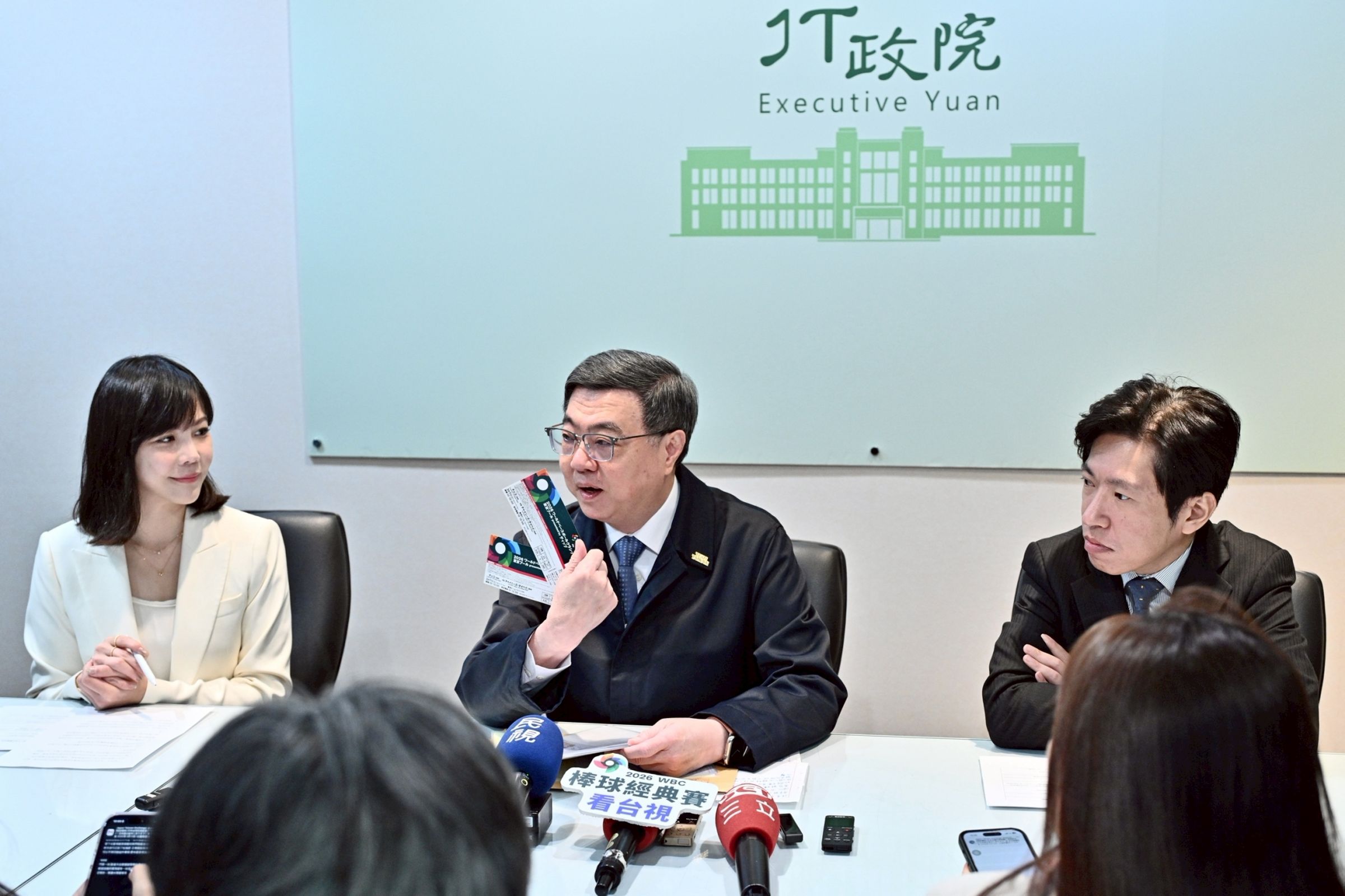 卓揆赴日看WBC支持台灣棒球，卻引發在野黨砲轟，蔡其昌嘆院長難為，強調棒球沒有顏色，歡迎大家一起來支持棒球。（行政院提供）