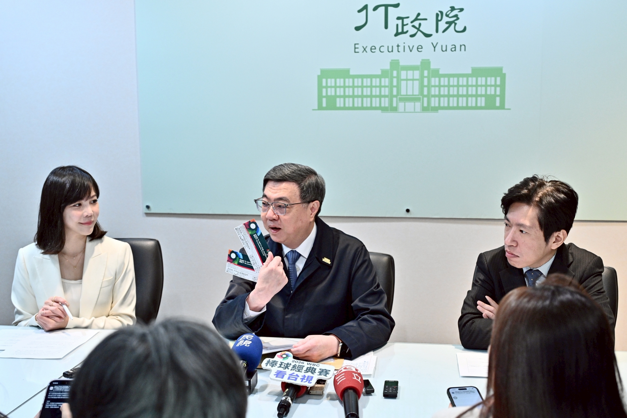 卓揆赴日看WBC支持台灣棒球，卻引發在野黨砲轟，蔡其昌嘆院長難為，強調棒球沒有顏色，歡迎大家一起來支持棒球。（行政院提供）