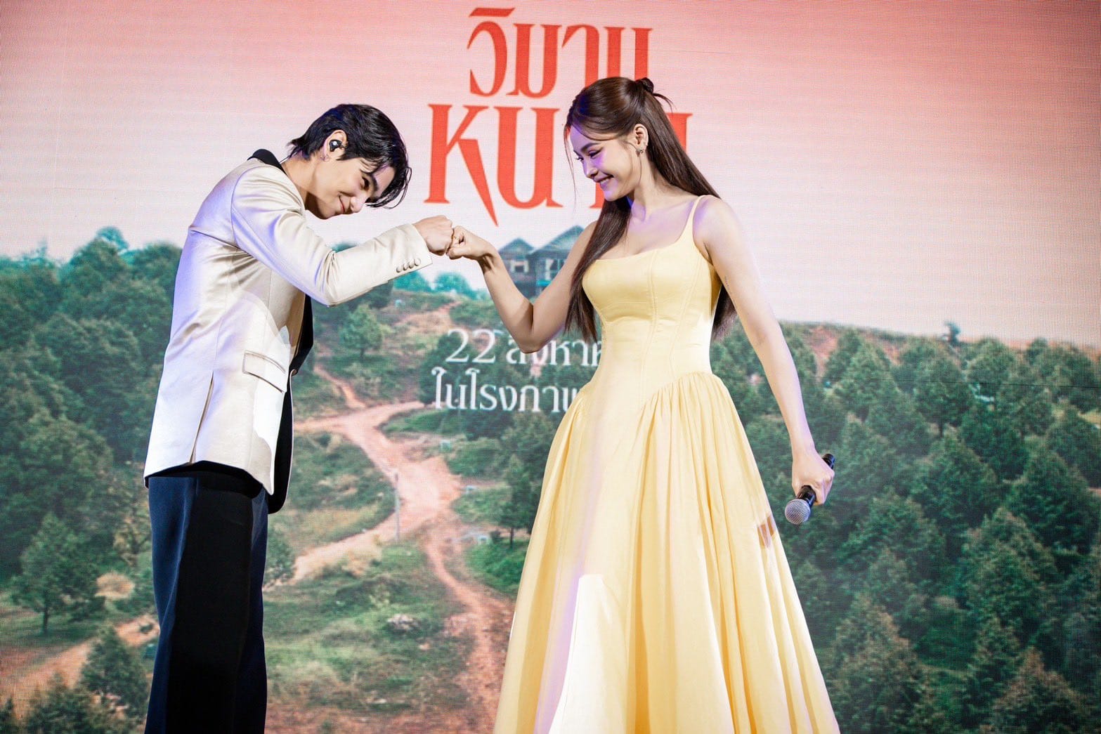 羅杰夫和英法在拍戲時遇到艱困場面，不忘互相打氣。（Catchplay提供）