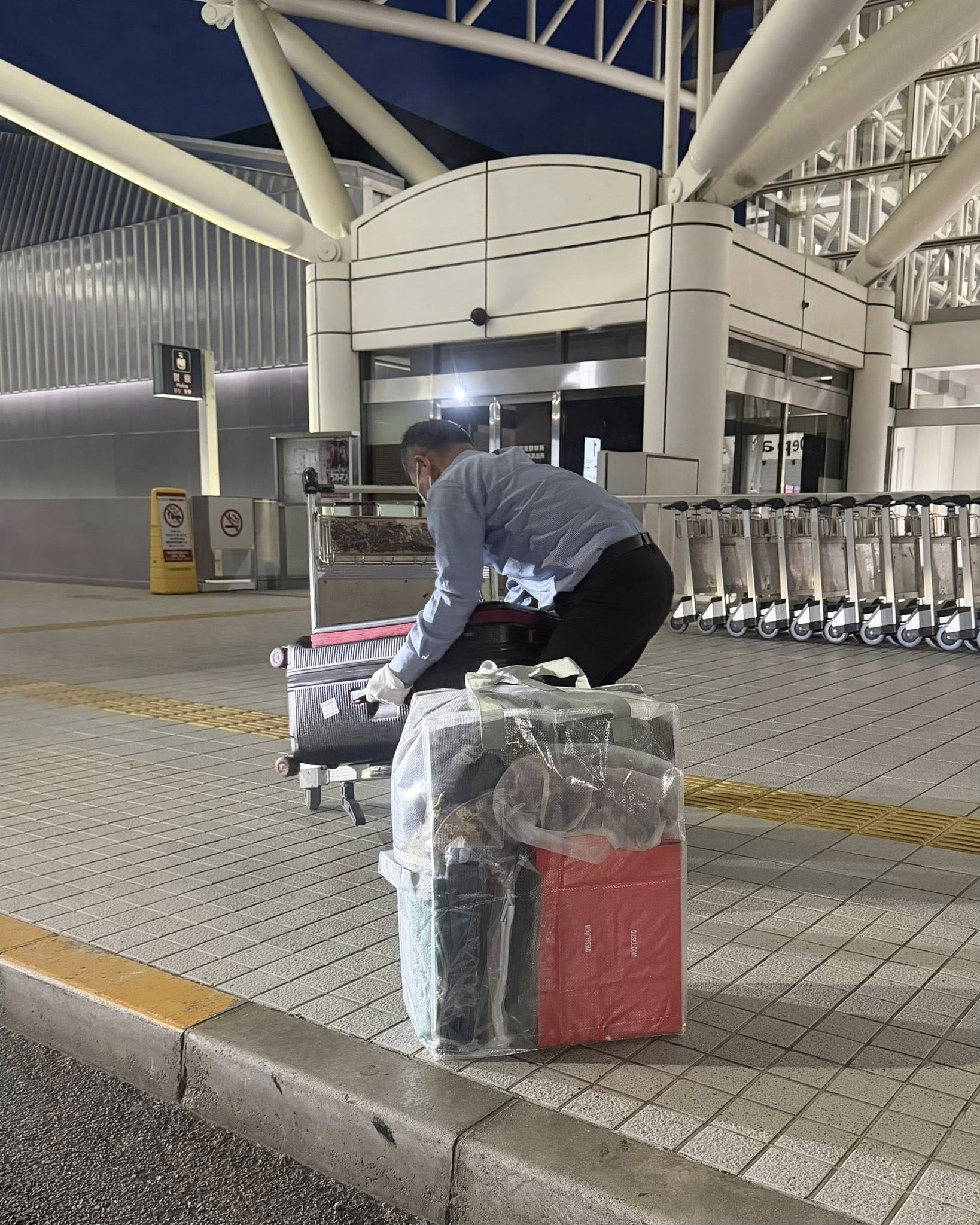 貼心的司機下車將行李搬到推車上，讓蔡阿嘎問網友：「欸如果你遇到，你會在車上等？或是下車自己搬？」（臉書）
