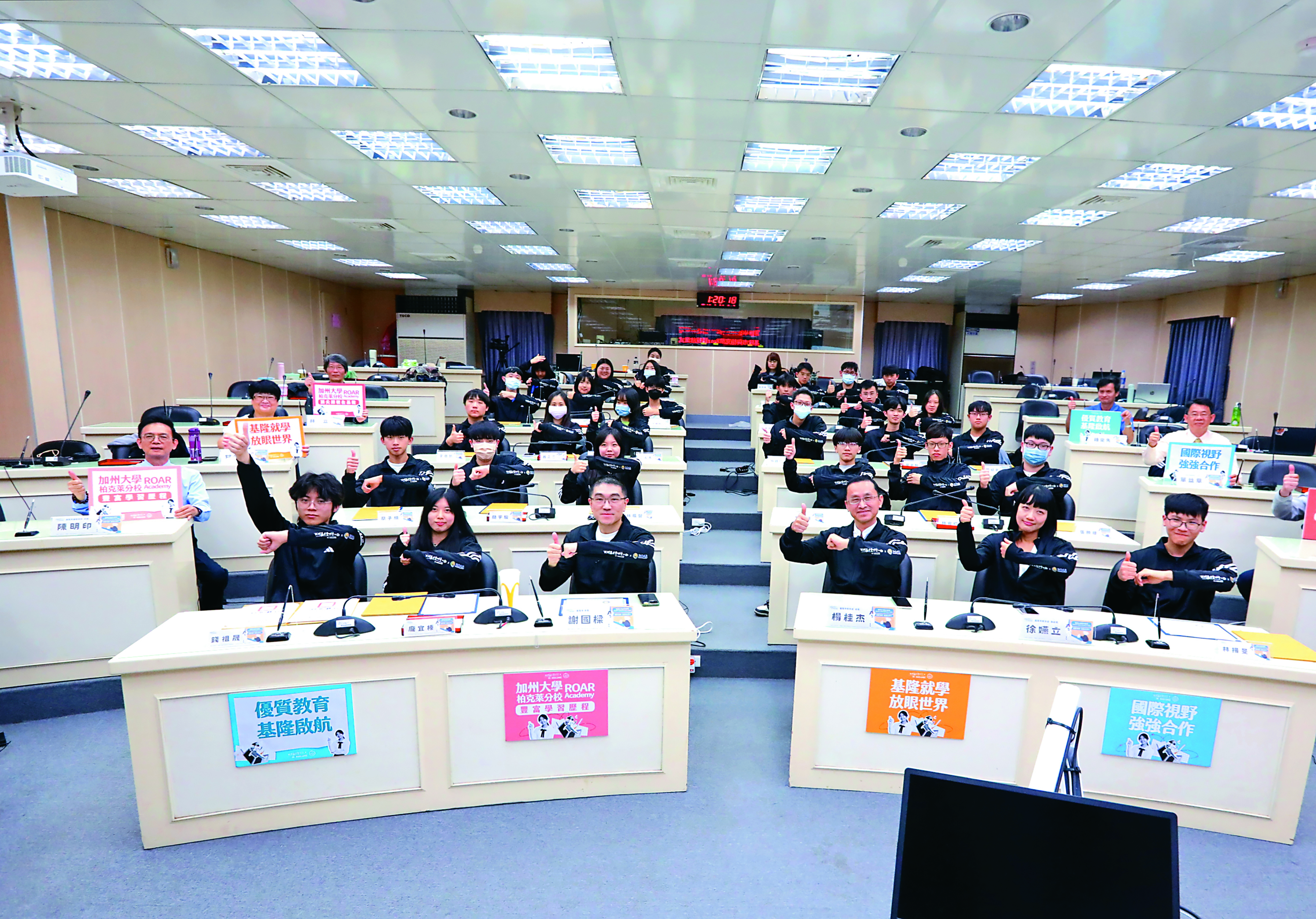 繼第一堂課程謝國樑到場擔任班長參與課程，結業式再度親臨現場。