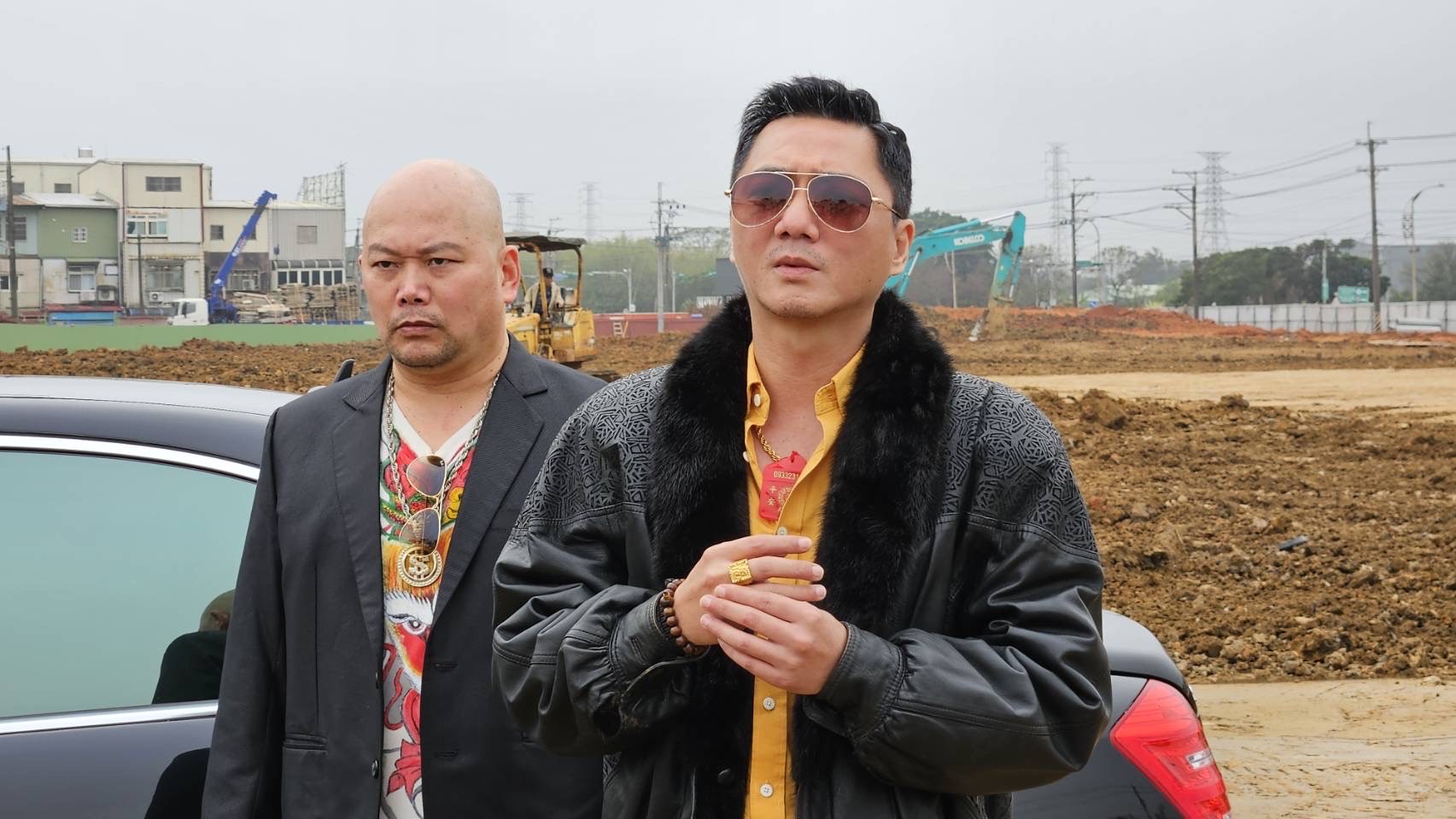藍葦華挑戰演出金盆洗手的黑道大哥,浮誇的造型連他都認不出自己。(民視提供)