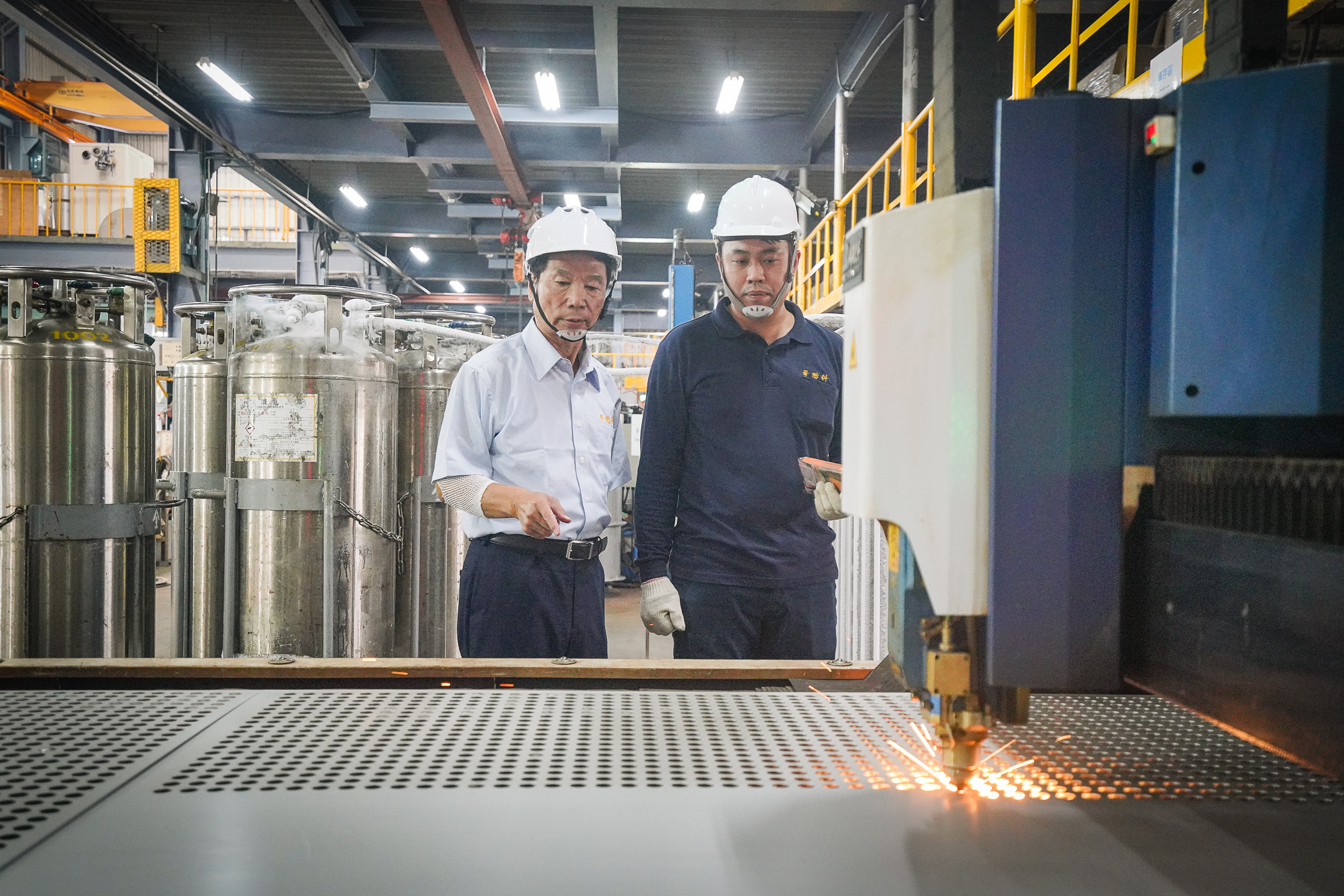 鄭石治（左）用人首重孝順與否，認為孝順的人忠誠度也很高。