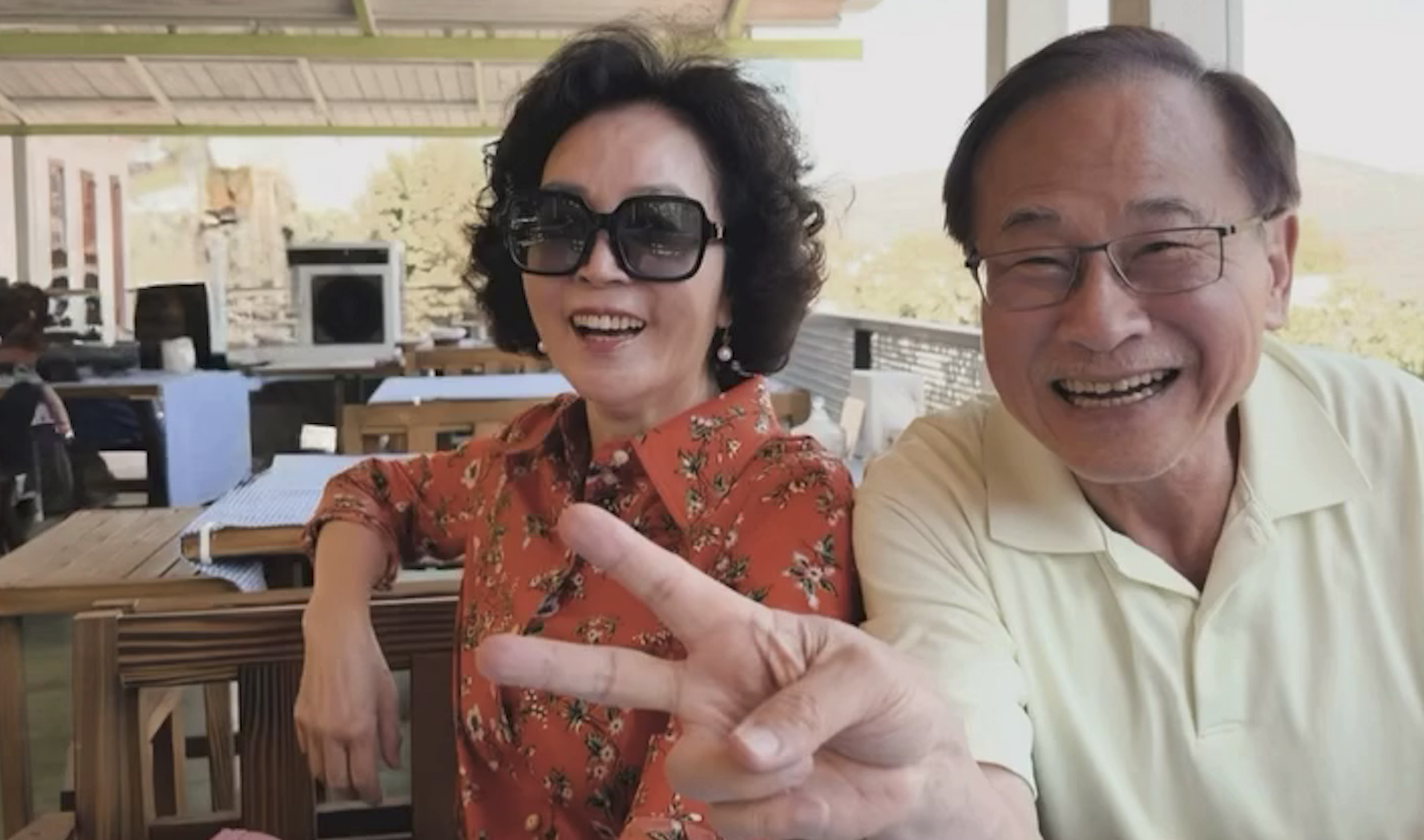 李晶晶爸爸李博文(右)是首都客運董事長,媽媽高貴卿(左)則擔任副董事長,夫妻倆難得曝光私下模樣。(翻攝李晶晶臉書)