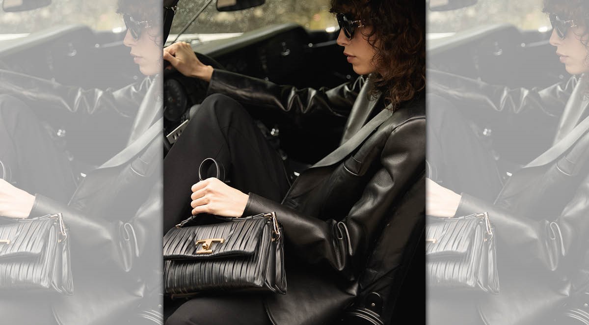 TOD'S T TIMELESS家族多了許多新成員或是不同於過往的設計。Soft黑色褶皺肩背包NT$110,900（迪生提供）