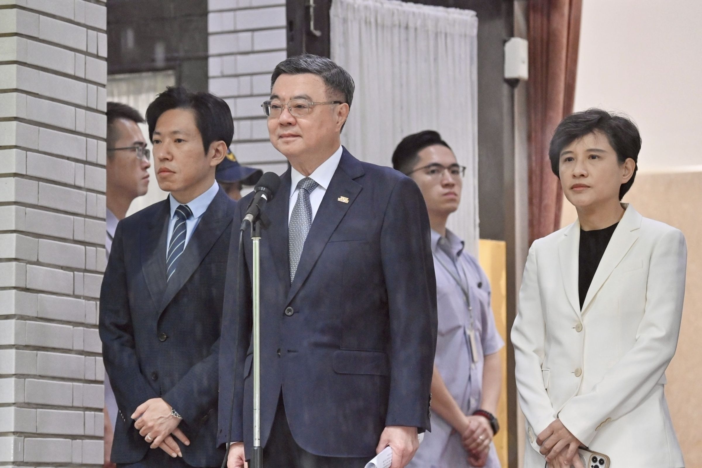 卓榮泰今天赴立院備詢並接受媒體聯訪。（行政院提供）