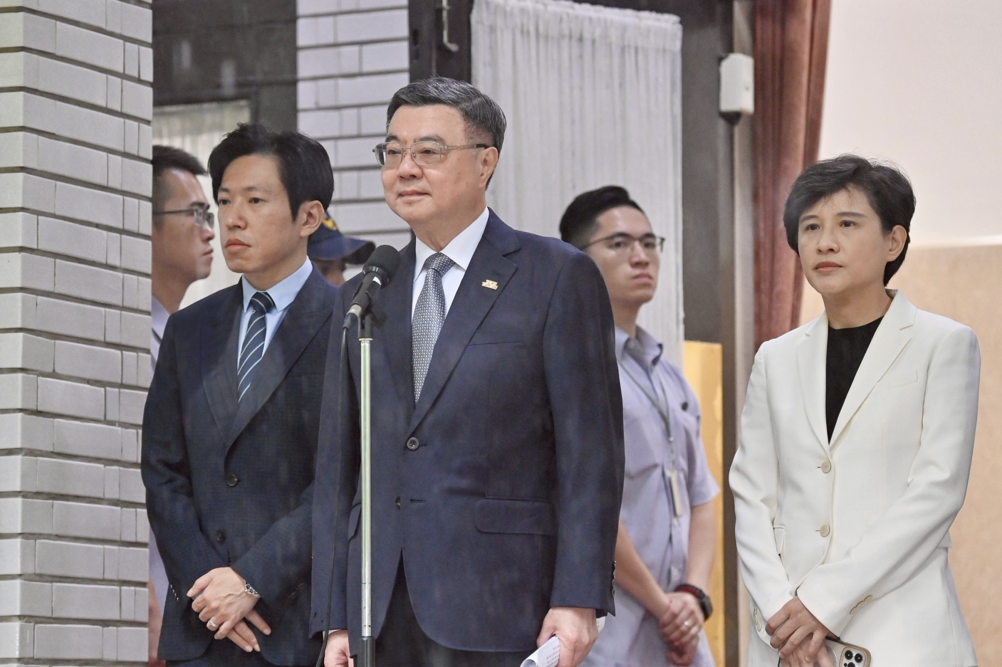 卓榮泰今天赴立院備詢並接受媒體聯訪。（行政院提供）