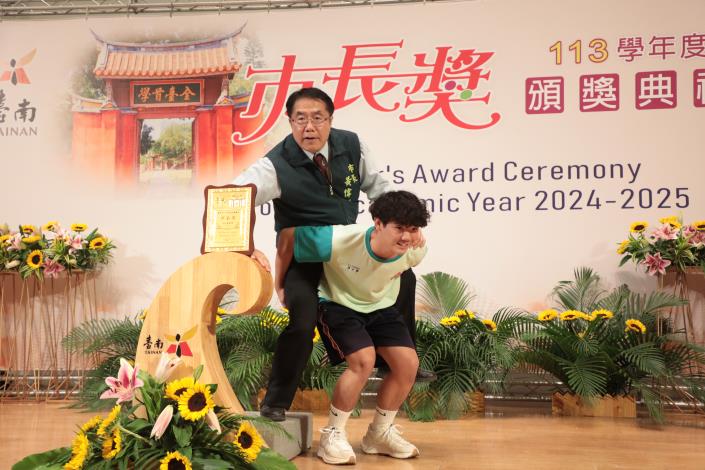黃偉哲不論是揹學生，或被學生揹起來，樣樣都展現高配合度。（台南市政府提供）
