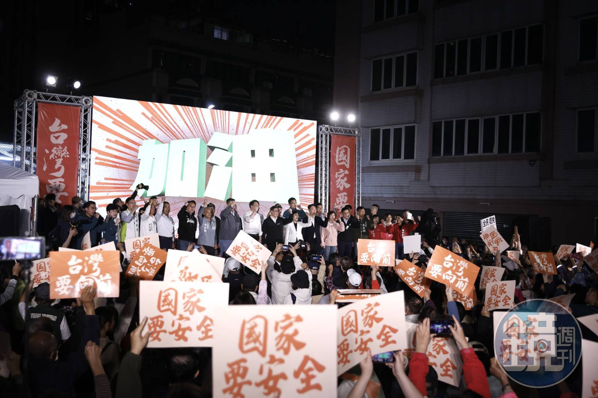 現場原擺放800多張椅子,但活動後開始湧入,不少民眾站在規畫區外觀看。