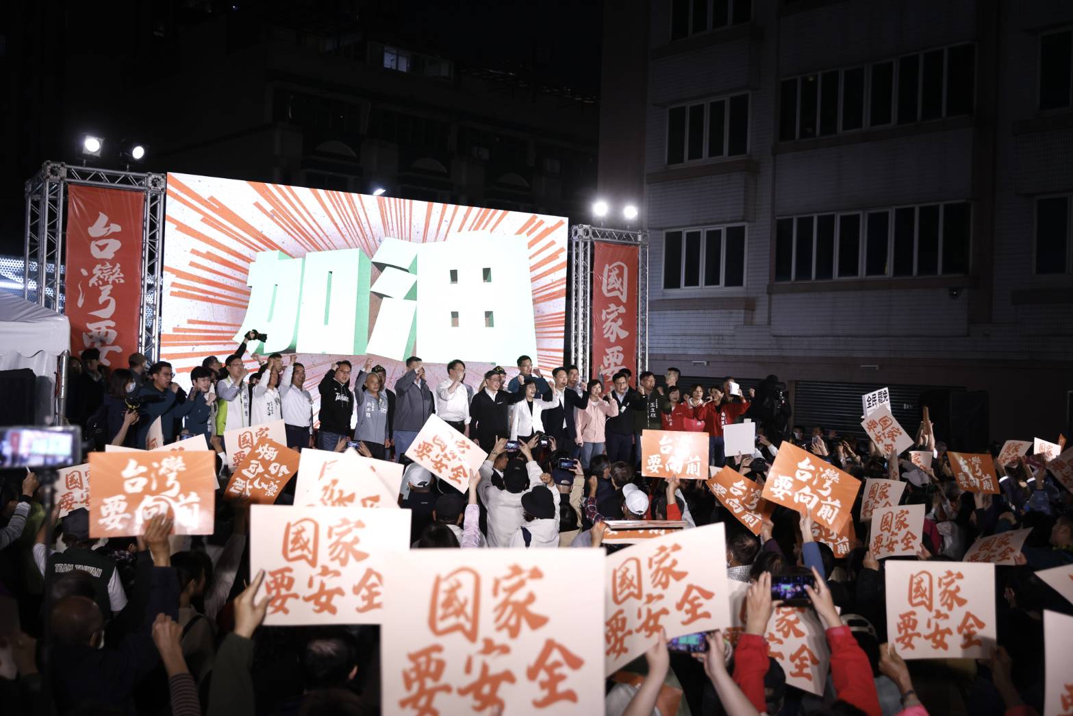 現場原擺放800多張椅子，但活動後開始湧入，不少民眾站在規畫區外觀看。