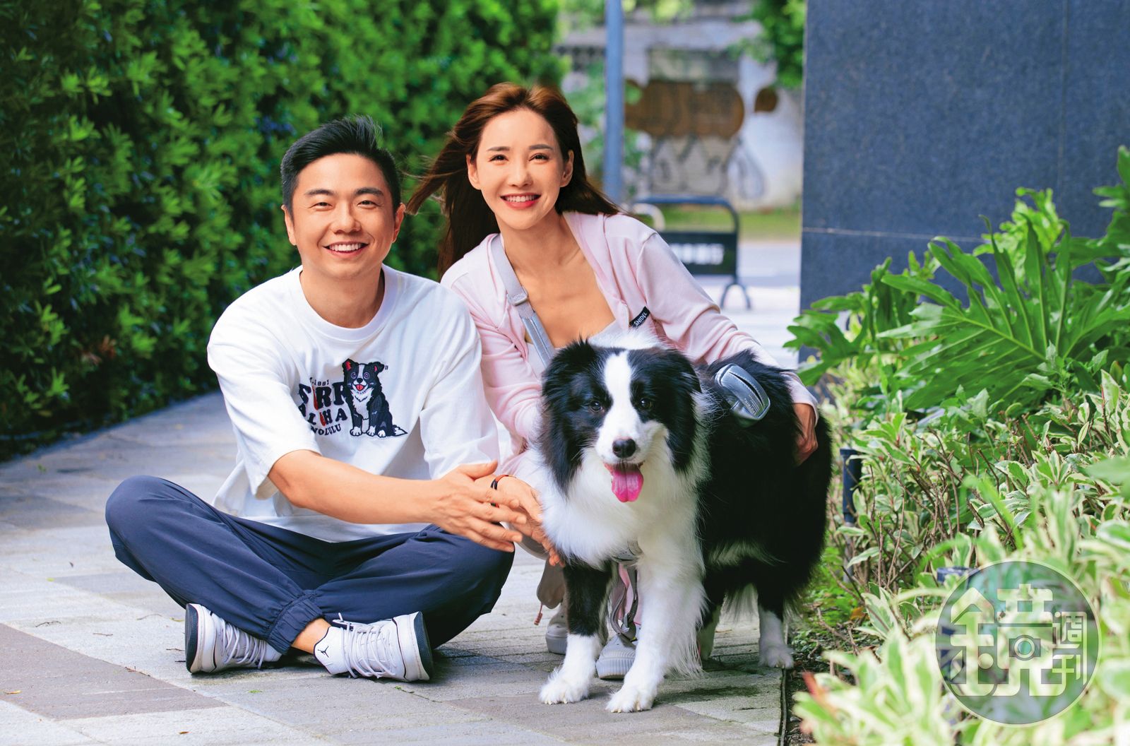 徐千京（右）養了一隻邊境牧羊犬「荷葉」，5歲的牠沒辦法安靜下來，熊爸（左）特別到徐家幫忙指導