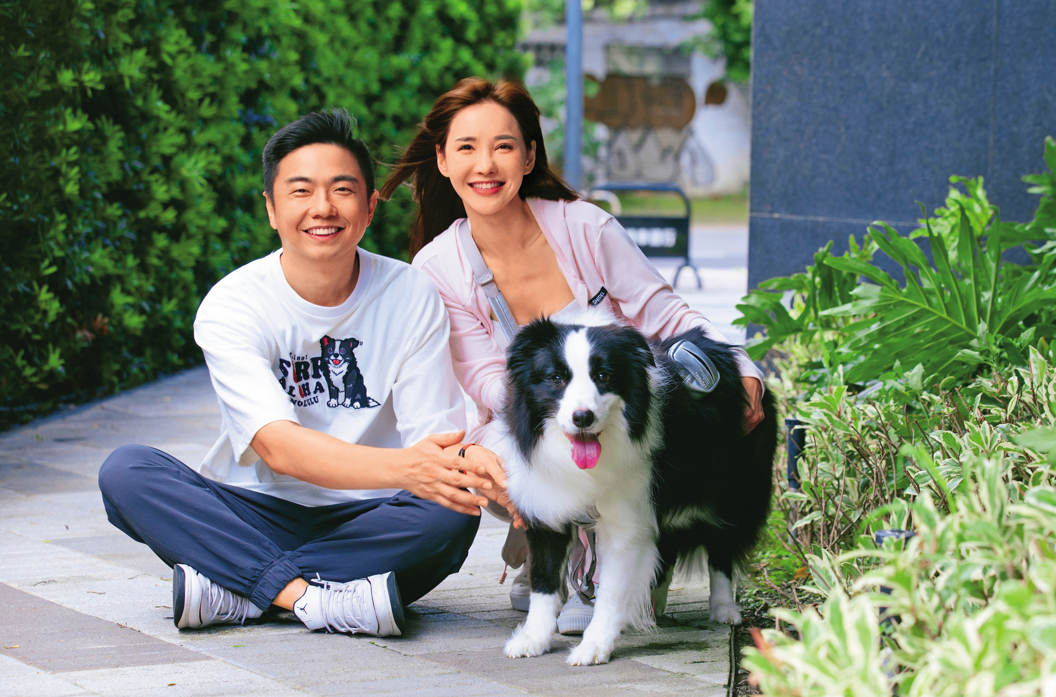 徐千京（右）養了一隻邊境牧羊犬「荷葉」，5歲的牠沒辦法安靜下來，熊爸（左）特別到徐家幫忙指導。