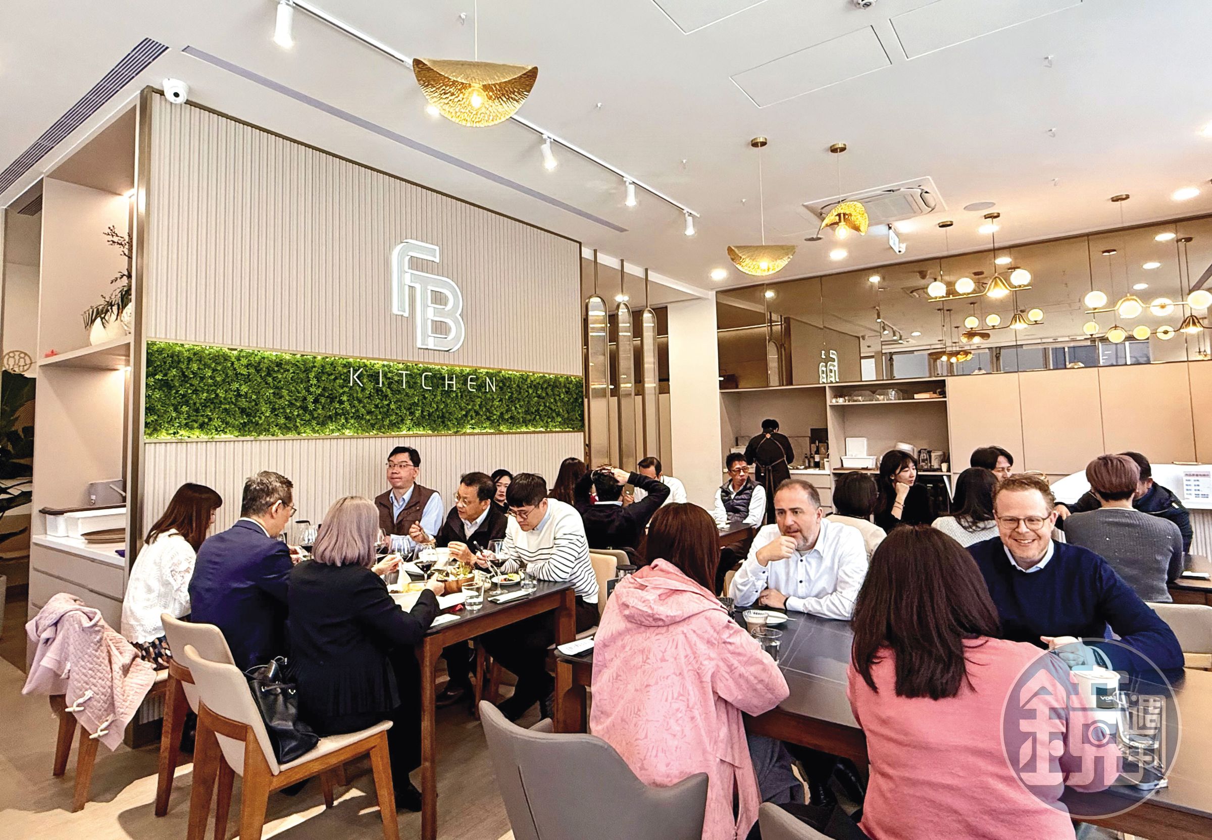 FB Kitchen靠著獨家美食吸客,用餐時段人潮絡繹不絕。