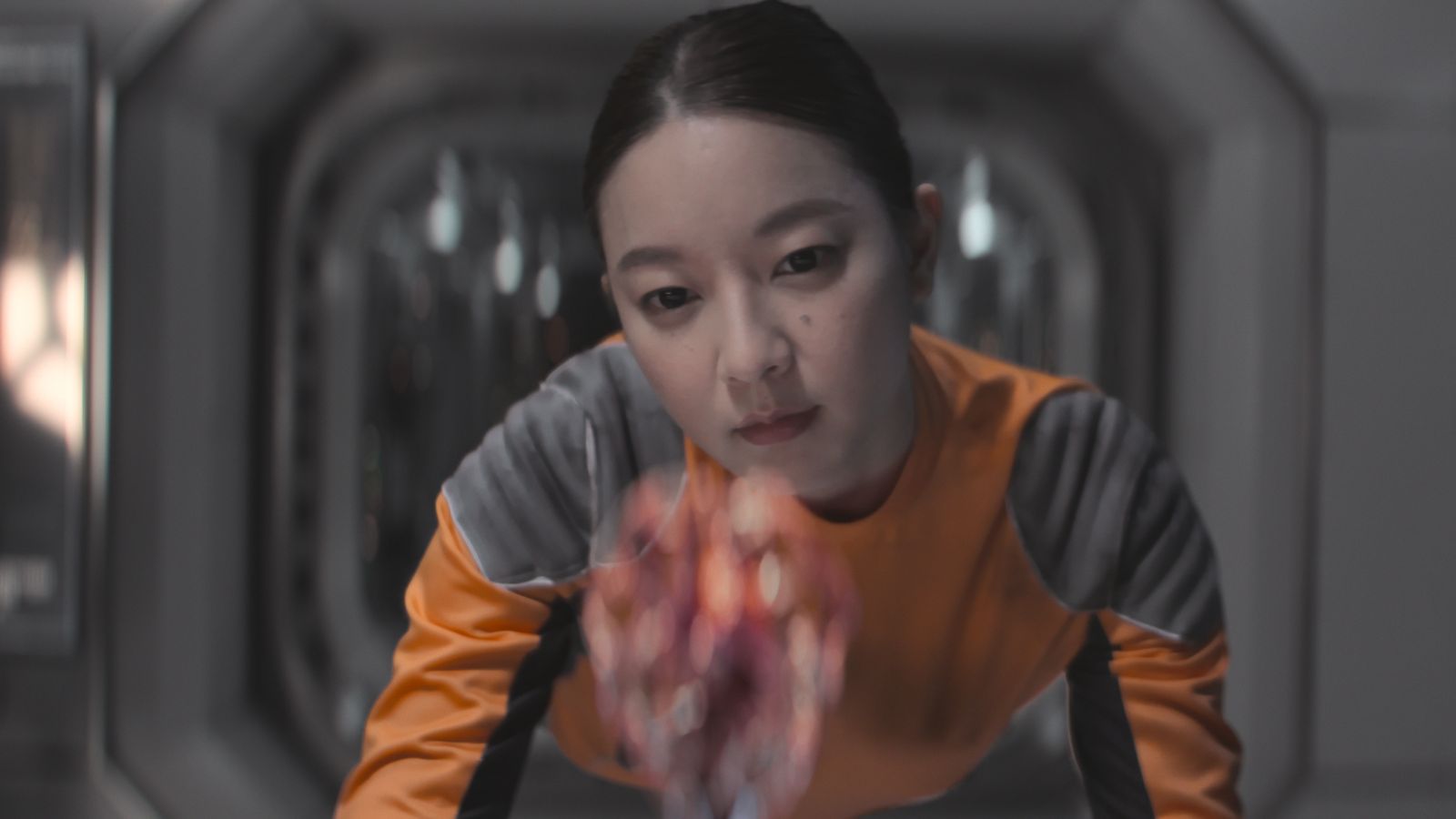 Ink在泰國影集《未來與我》第一集裡飾演科學家。(Netflix提供)