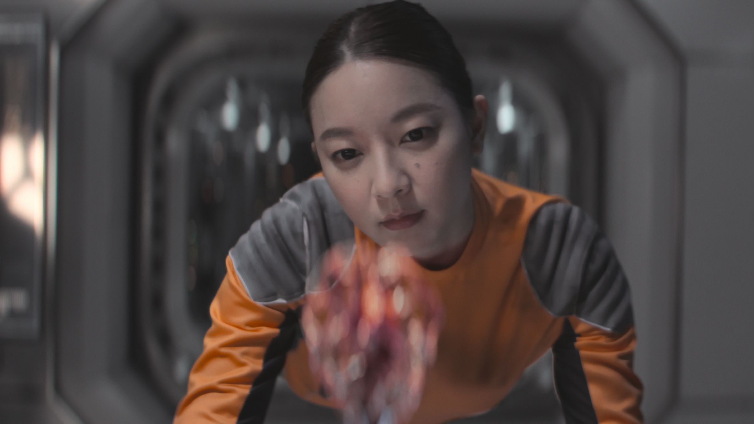Ink在泰國影集《未來與我》第一集裡飾演科學家。（Netflix提供）