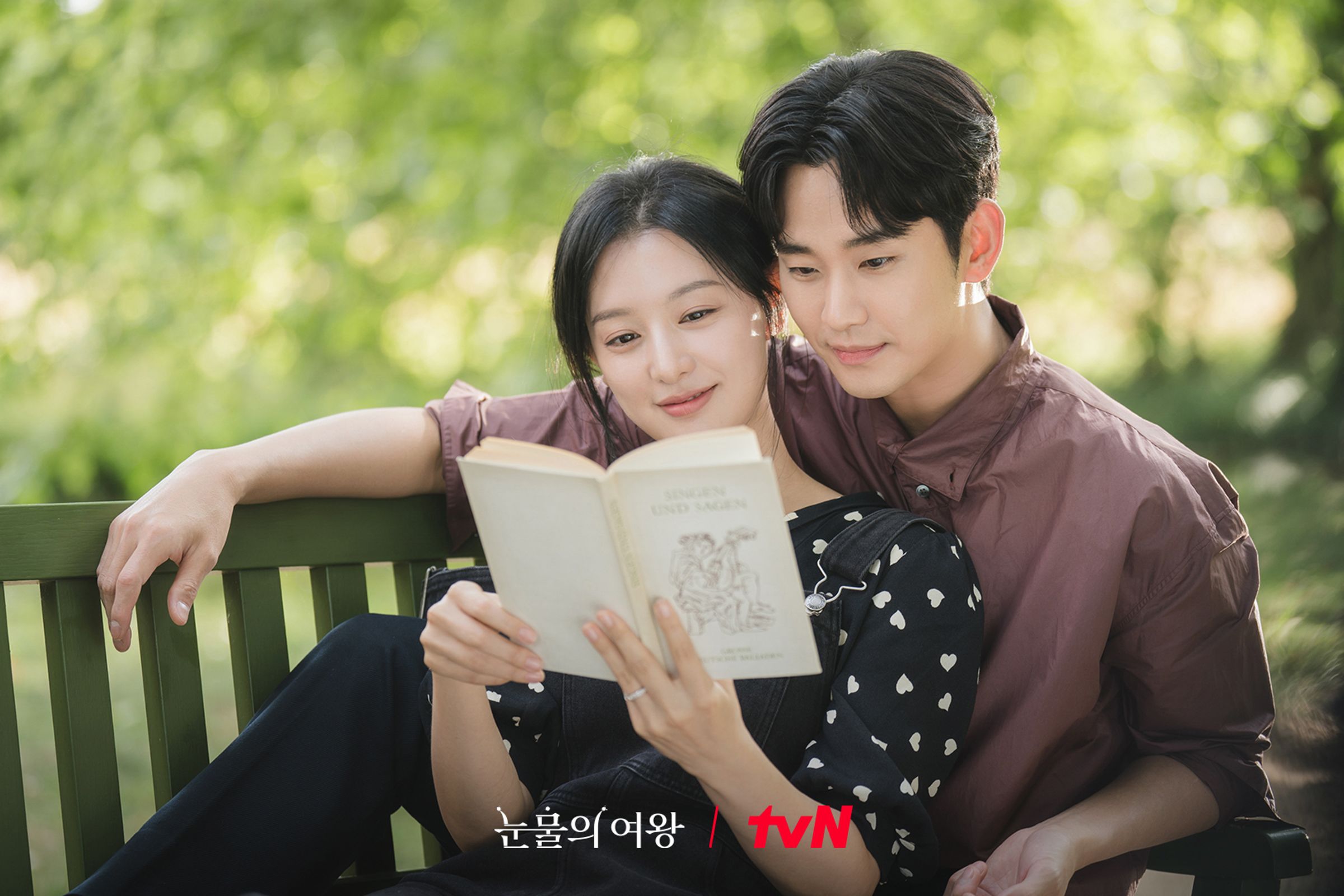 《淚之女王》金秀賢、金智媛飾演結婚3年的「白洪夫婦」,吸引全球粉絲瘋狂追劇。(翻攝臉書)