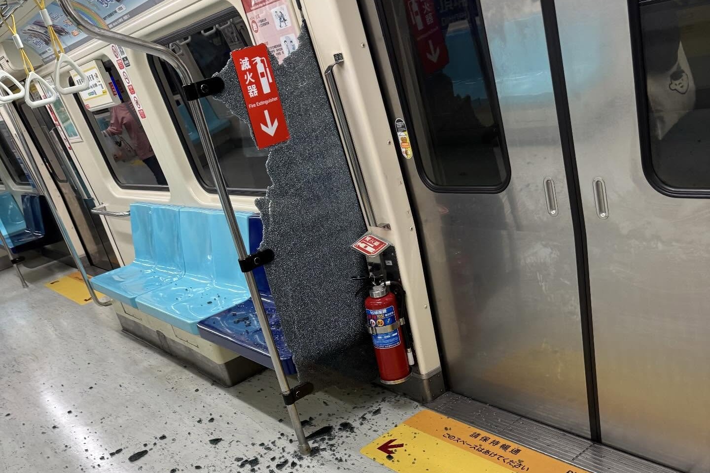 今日上午北捷板南線一班列車上的玻璃屏風突然碎裂，嚇壞目擊民眾。（翻攝自Threads@crazycarven）