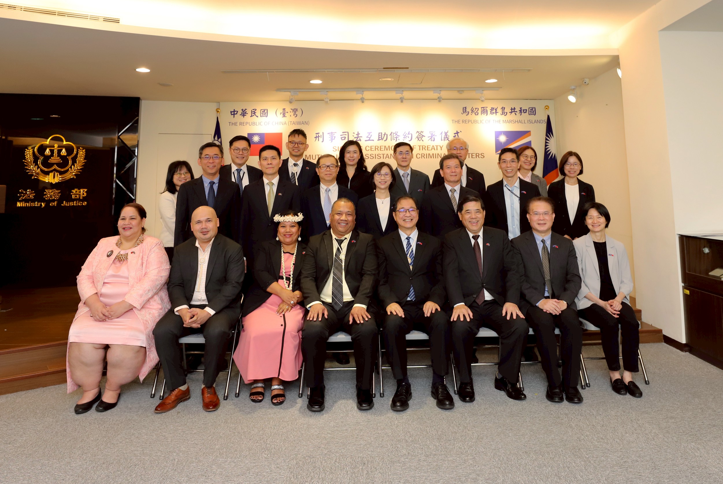 法務部部長鄭銘謙今（14）日與我國友邦馬紹爾群島共和國司法、移民暨勞工部長查克拉（Wisely Zackhras）完成簽署「中華民國（臺灣）政府與馬紹爾群島共和國政府刑事司法互助條約」，攜手打擊跨境犯罪。（法務部提供）