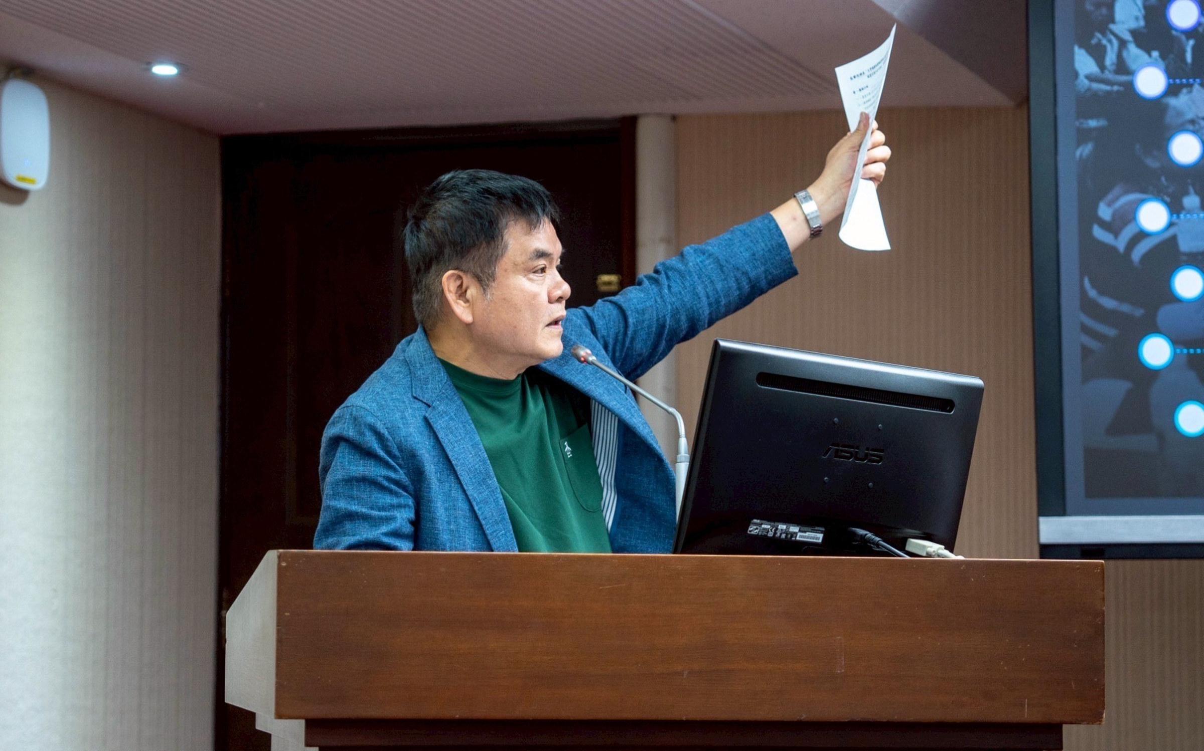 莊瑞雄在委員看質詢時促蘭嶼醫院建置。(莊瑞雄辦公室提供)