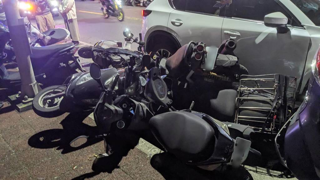 停放路邊停車格的機車全部被撞成一團。（翻攝畫面）