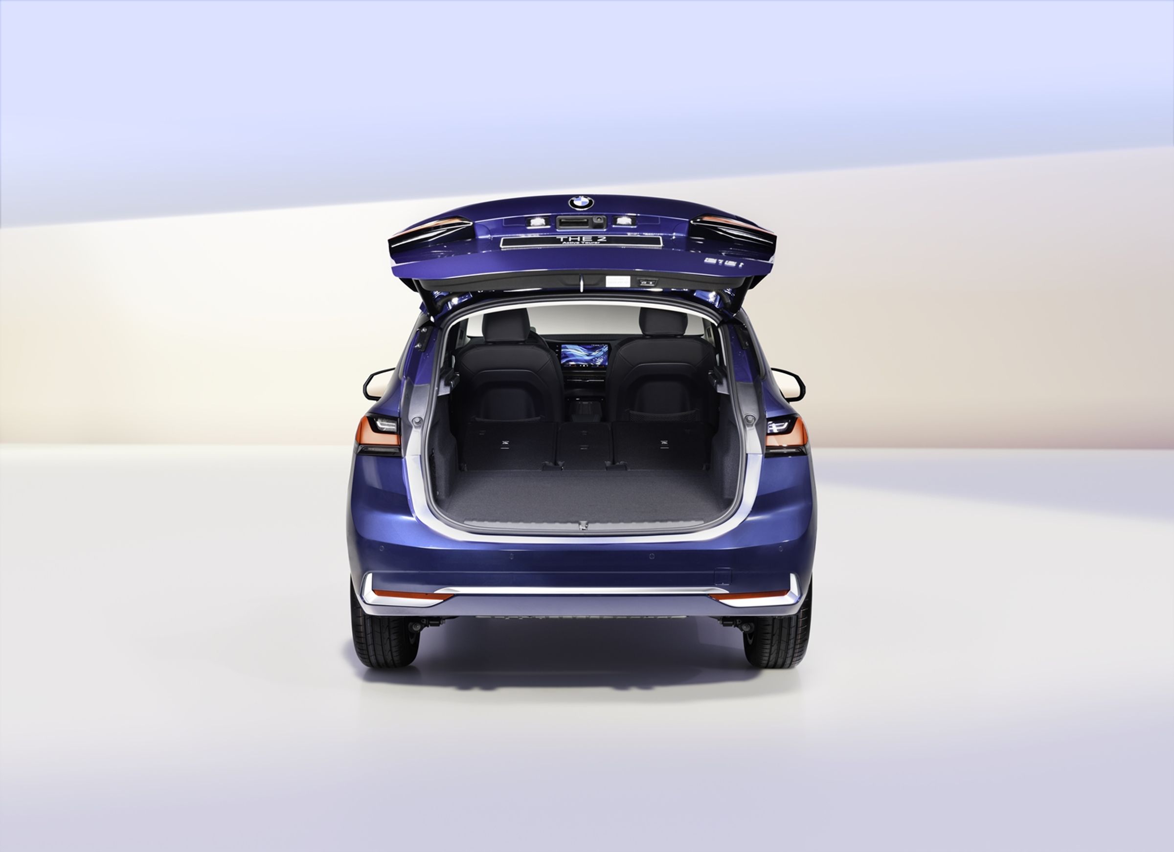 全新BMW 218i Active Tourer Luxury限量版透過40/20/40分離可傾倒後座椅背更能將容量從原先470L擴充至1,455L,搭配更為寬大的行李廂開口、便利的電動尾門啟閉功能與尾門感應式啟閉功能,都讓車主能輕鬆裝卸物品。